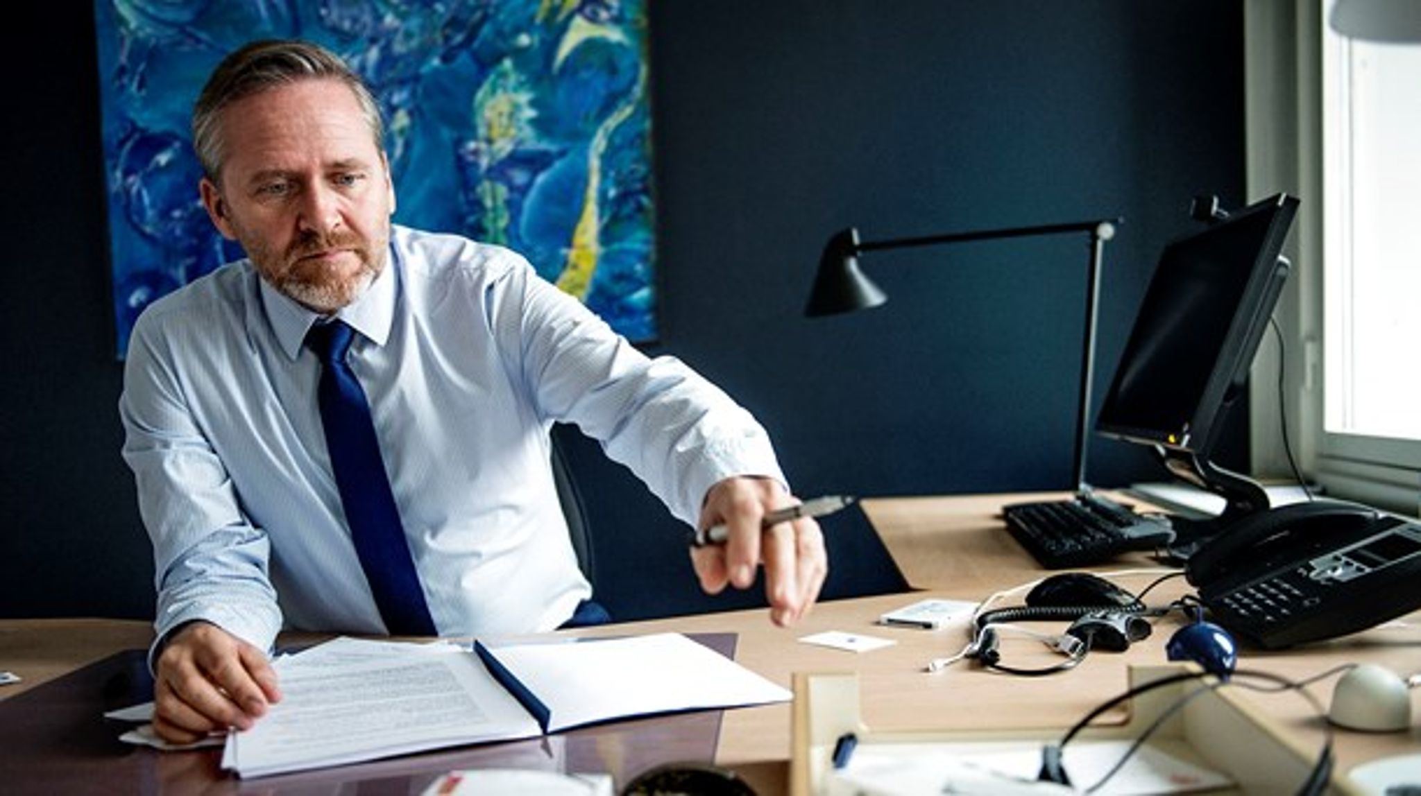 "Man skal huske, at det er et lokale, hvor jeg holder møder med udenrigsministre og ambassadører fra hele verden," siger udenrigsminister Anders Samuelsen (LA) om sit nyindrettede kontor. Her er han fotograferet på det gamle kontor i 2016.