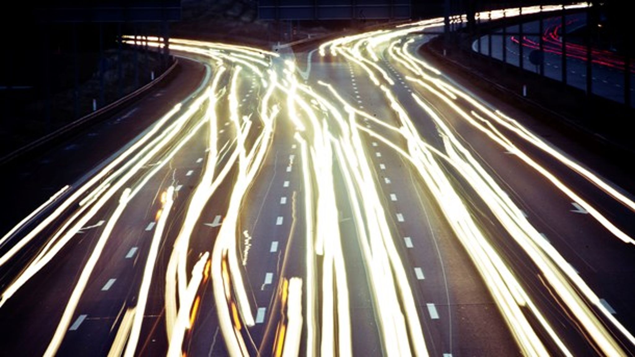 Tog taber terræn til vejene, som til gengæld fyldes hurtigere op, end Trængselskommissionen fra 2013 forventede. Derfor er der behov for en langsigtet plan for infrastruktur, mener Dansk Byggeri.