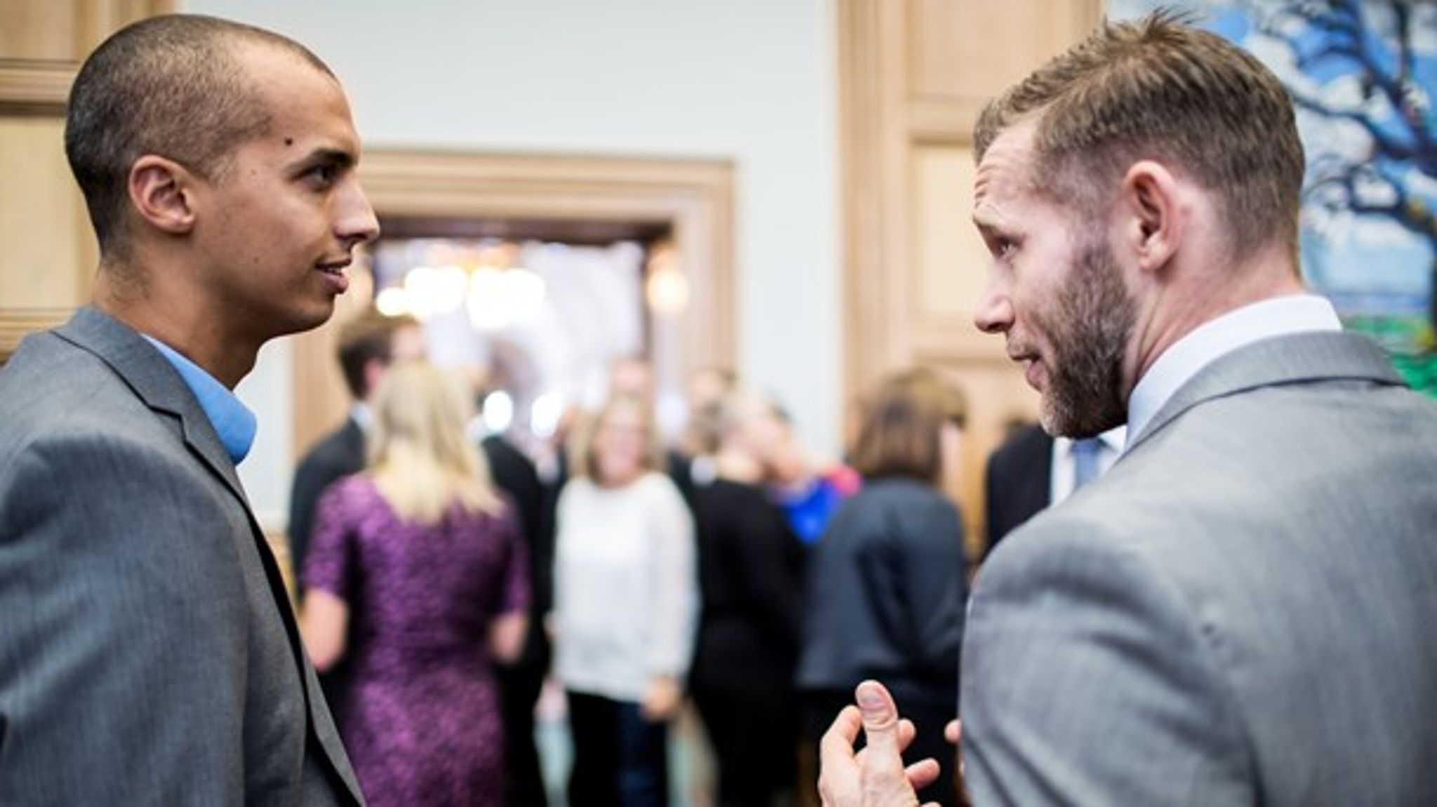 Mattias Tesfaye (tv.) kalder regeringens eud-aftale med DF for et bluffnummer.