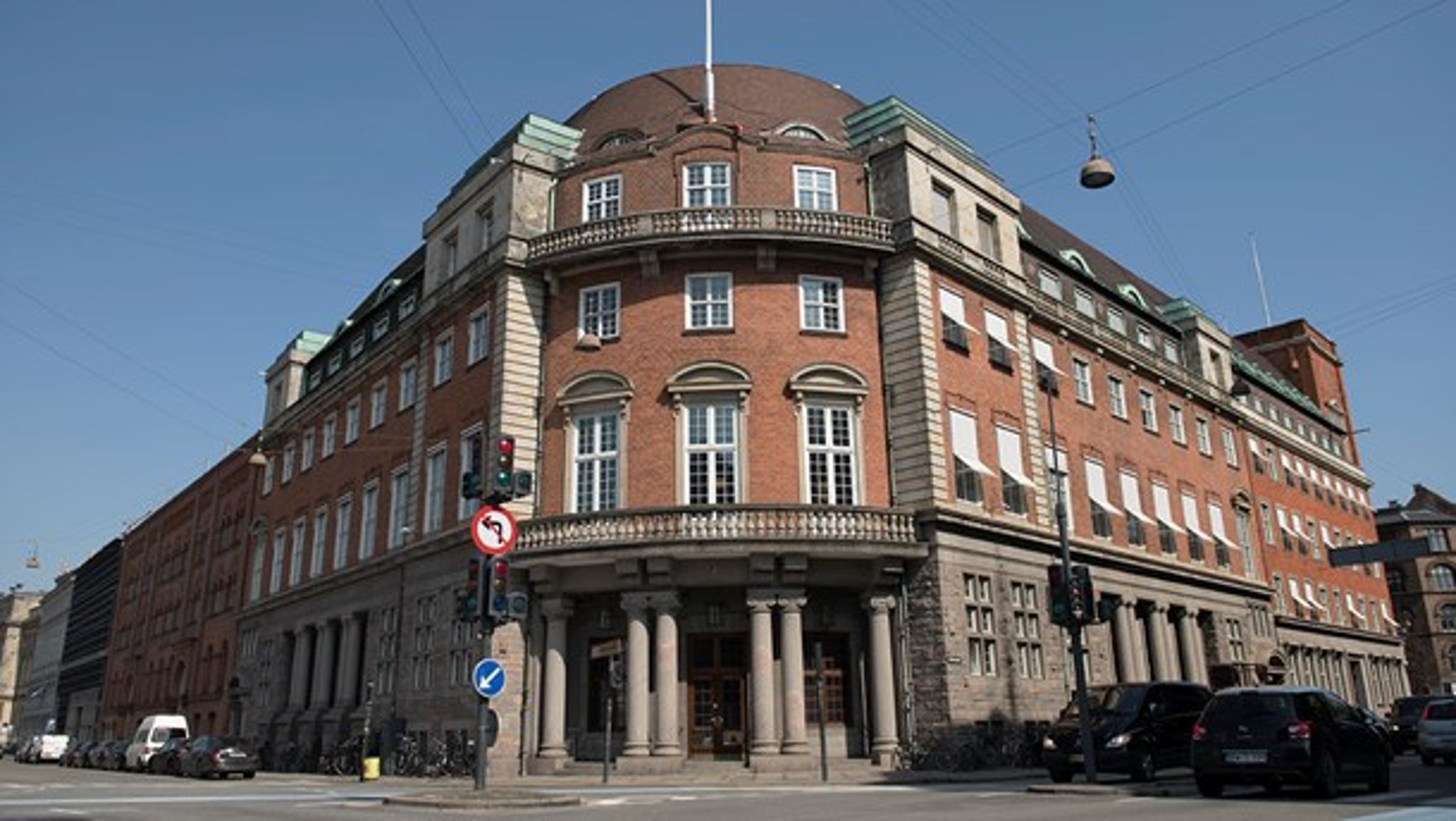 Forsvarsministeriets departement har selv anmodet Kammeradvokaten om at undersøge flere forløb for inhabilitet på grund af den seneste tids sager om inhabilitet hos chefer flere steder i Forsvaret. 