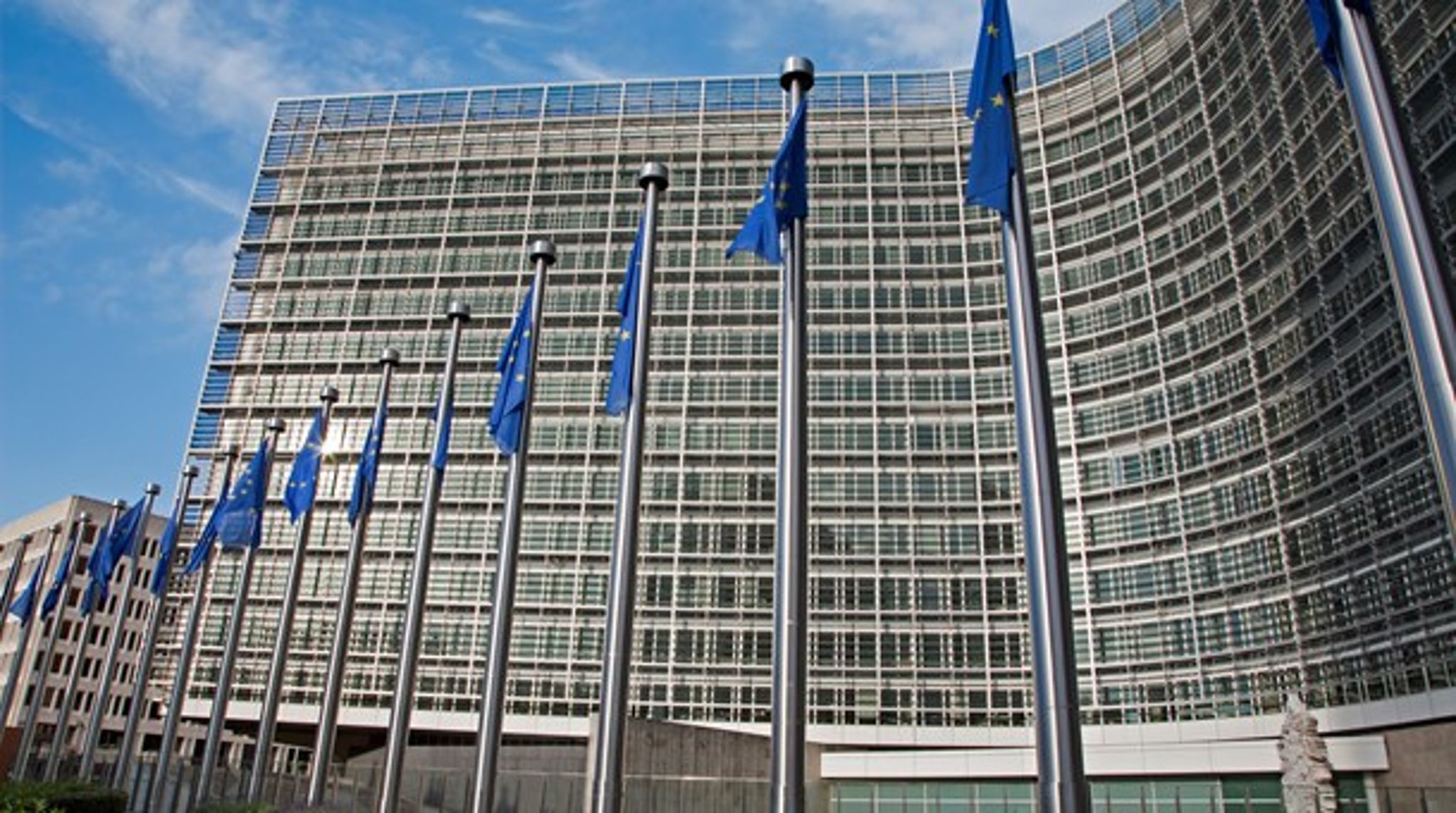 EU-Kommissionen kan beslutte, at medlemsstater skal betale EU-støtte tilbage til EU, hvis der bliver konstateret fejl eller mangler i kontrollen af udbetalte EU-midler.<br>