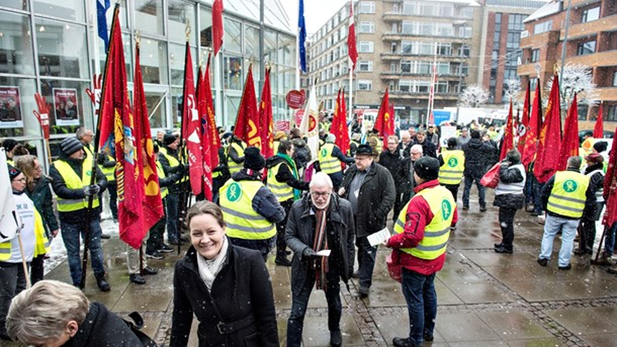 Venstrefløjen har glemt arbejderklassen på perronen, og det har skabt plads til den nye højrepopulisme. Det er budskabet i en ny svensk debatbog, der er vigtig og læseværdig, skriver Lars Olsen. 
