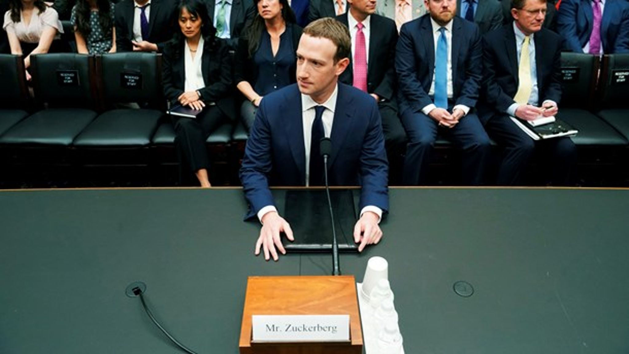 Google og Facebook er nogle af de centrale platforme, som EU vil holde ekstra godt øje med, for at begrænse disinformation op til parlamentsvalget i EU, skriver Det Europæiske Center for Politisk Strategi.