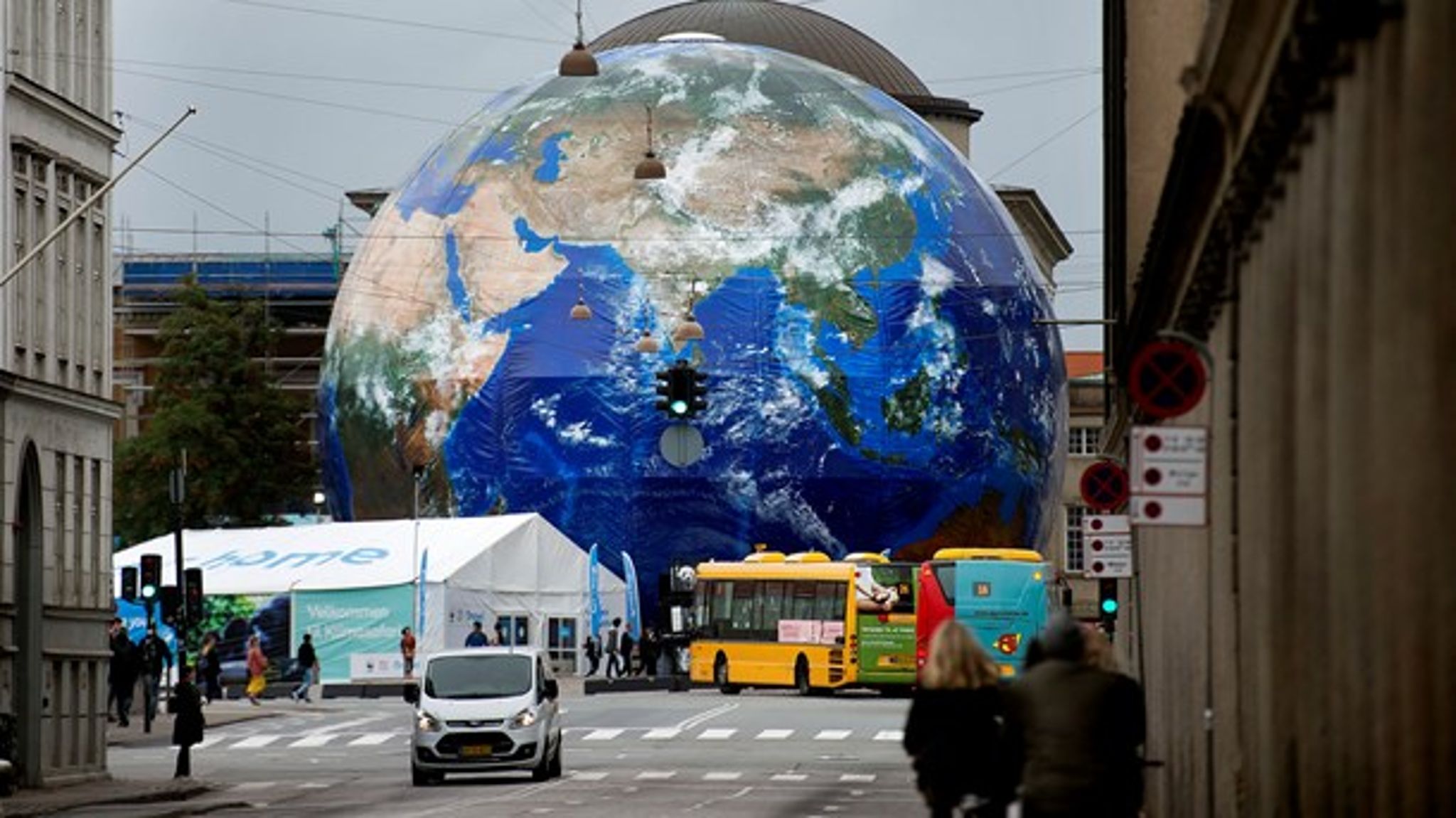 Nøglen til at ændre planetens kurs og undgå klimakatastroferne kan vise sig at hedde Modern Money Theory, mener Asker Voldsgaard. 