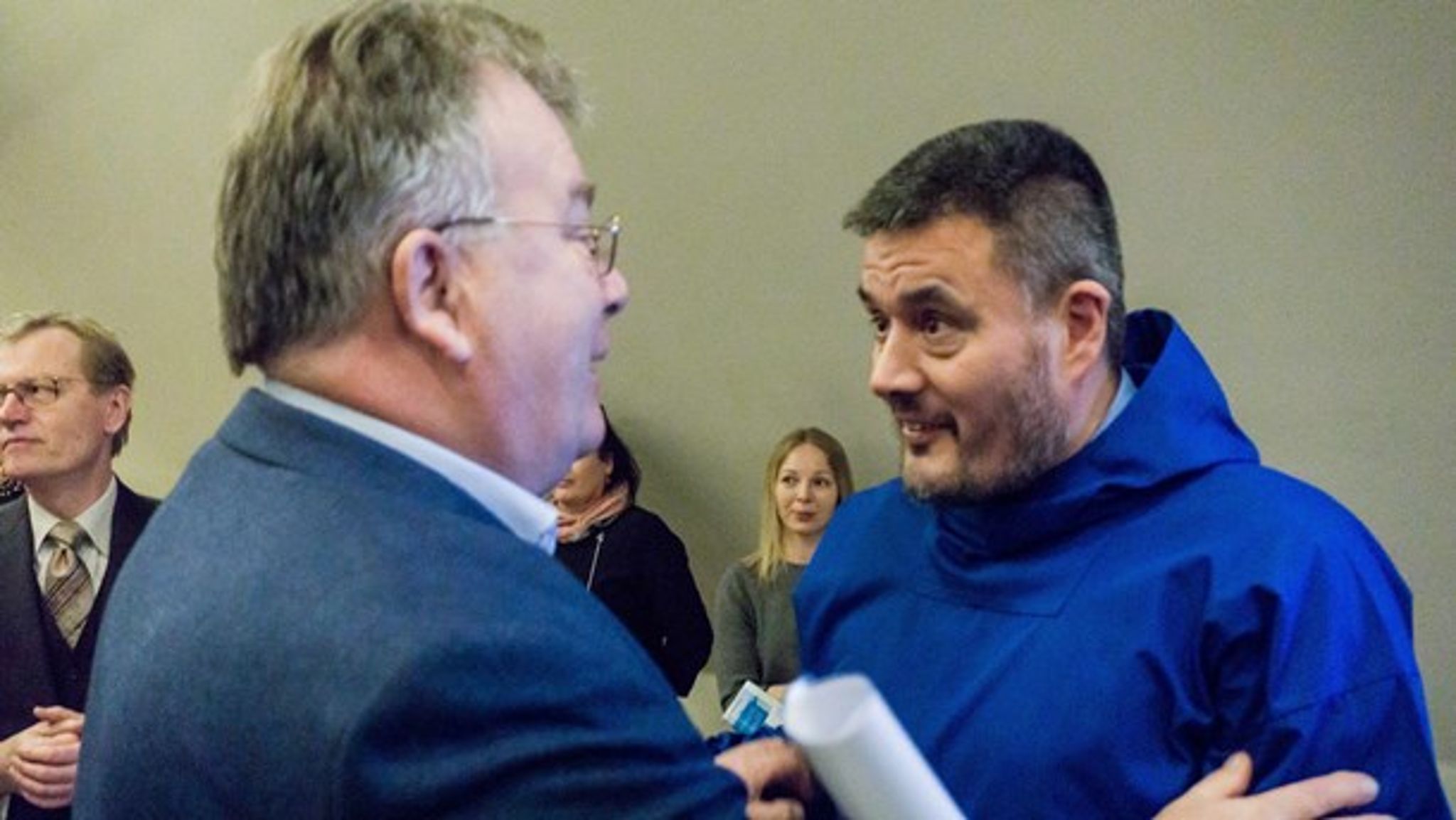 Landsstyreformand Kim Kielsen (t.h.) hilser på forsvarsminister Claus Hjort Frederiksen.&nbsp;