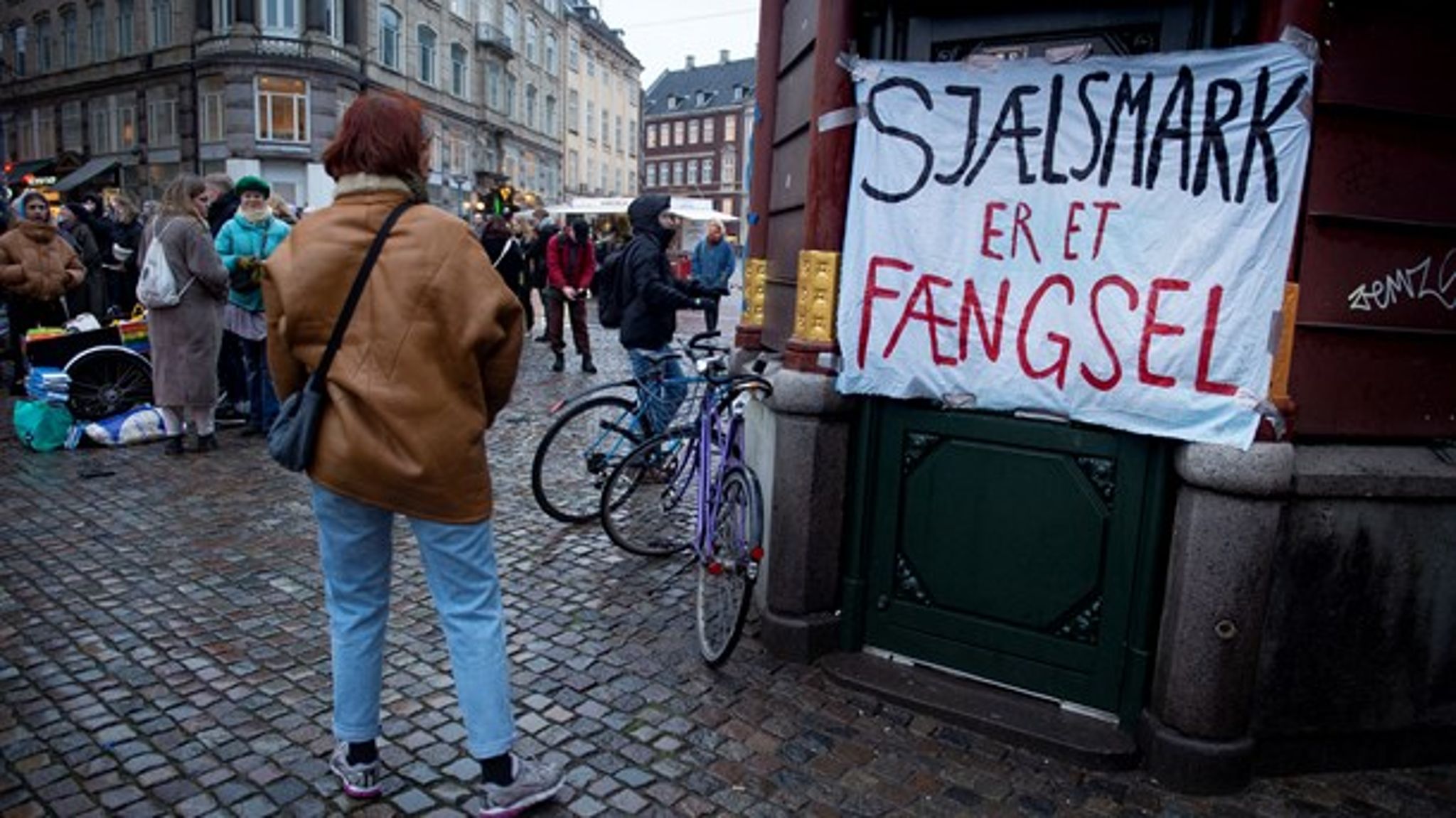Debatten om forholdene på Udrejsecenter Sjælsmark har bragt sindene i kog hos både politikere og blandt befolkningen. Billedet her er fra en demonstration ved Rådhuspladsen, hvor børn og forældre fra Sjælsmark gør opmærksom på deres situation.