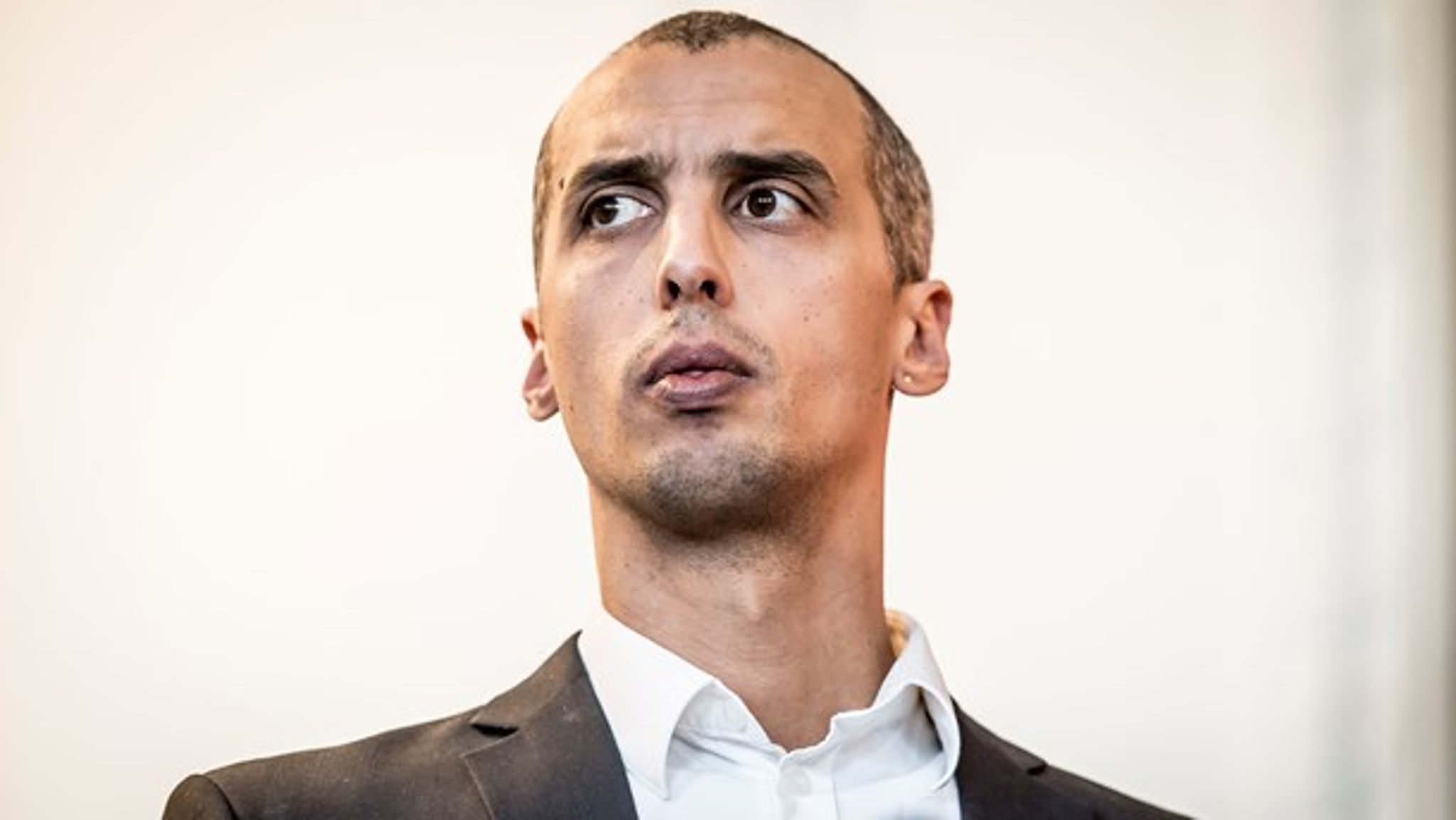 Udlændingeordfører Mattias Tesfaye (S) har været en af drivkræfterne i socialdemokraternes&nbsp;stramning&nbsp;af udlændingepolitikken, men er&nbsp;nu kommet til at så tvivl om linjen. Det morer ikke partiledelsen.<br>