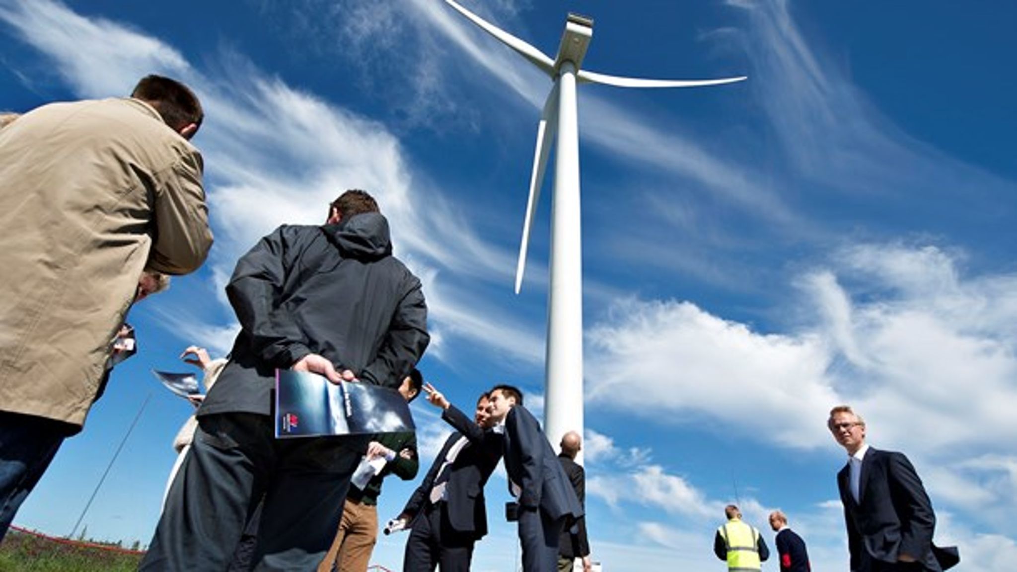 Vestas har investorer med ude at se på en vindmølle. (Arkiv)