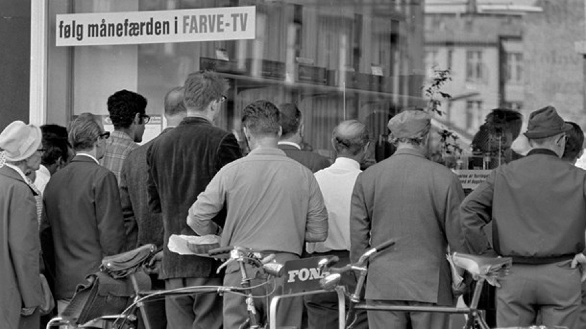 Månelandingen 1969 vises på farvefjernsyn ude foran en Fona-butik. Samme år frygtede ministeriet, at fjernsynet ville udkonkurrere museerne. (arkiv)