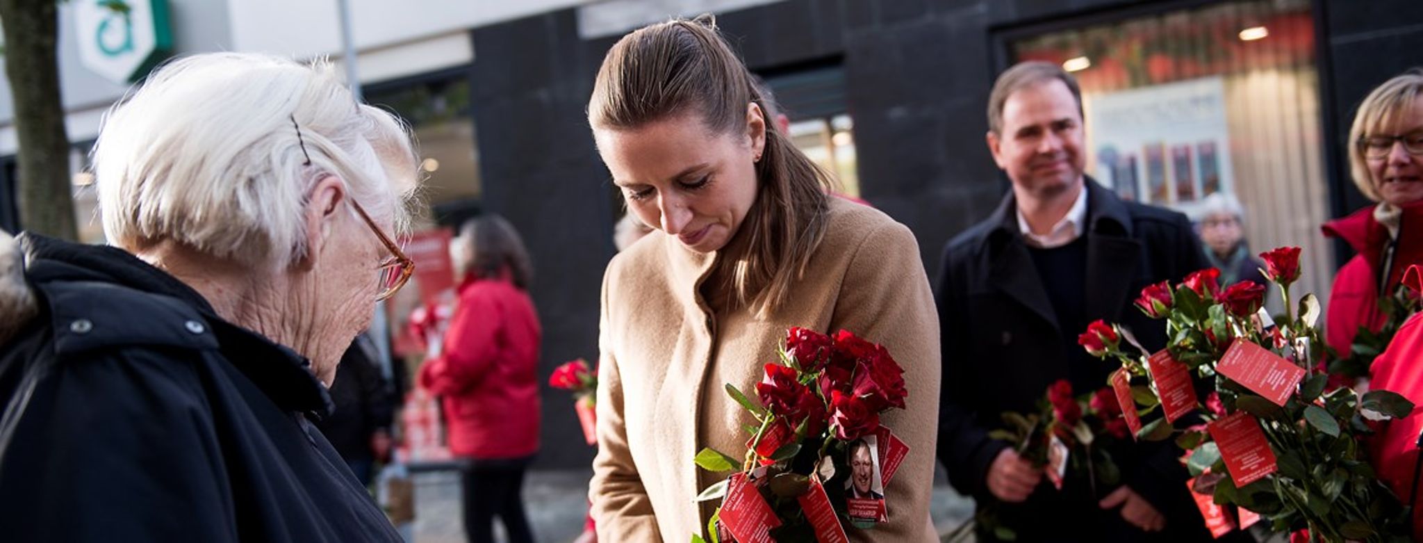 Flere nye socialdemokratiske folketingskandidater ser ud til at kunne veksle uddelingen af roser til en plads i Folketinget i selskab med Mette Frederiksen (arkivfoto).