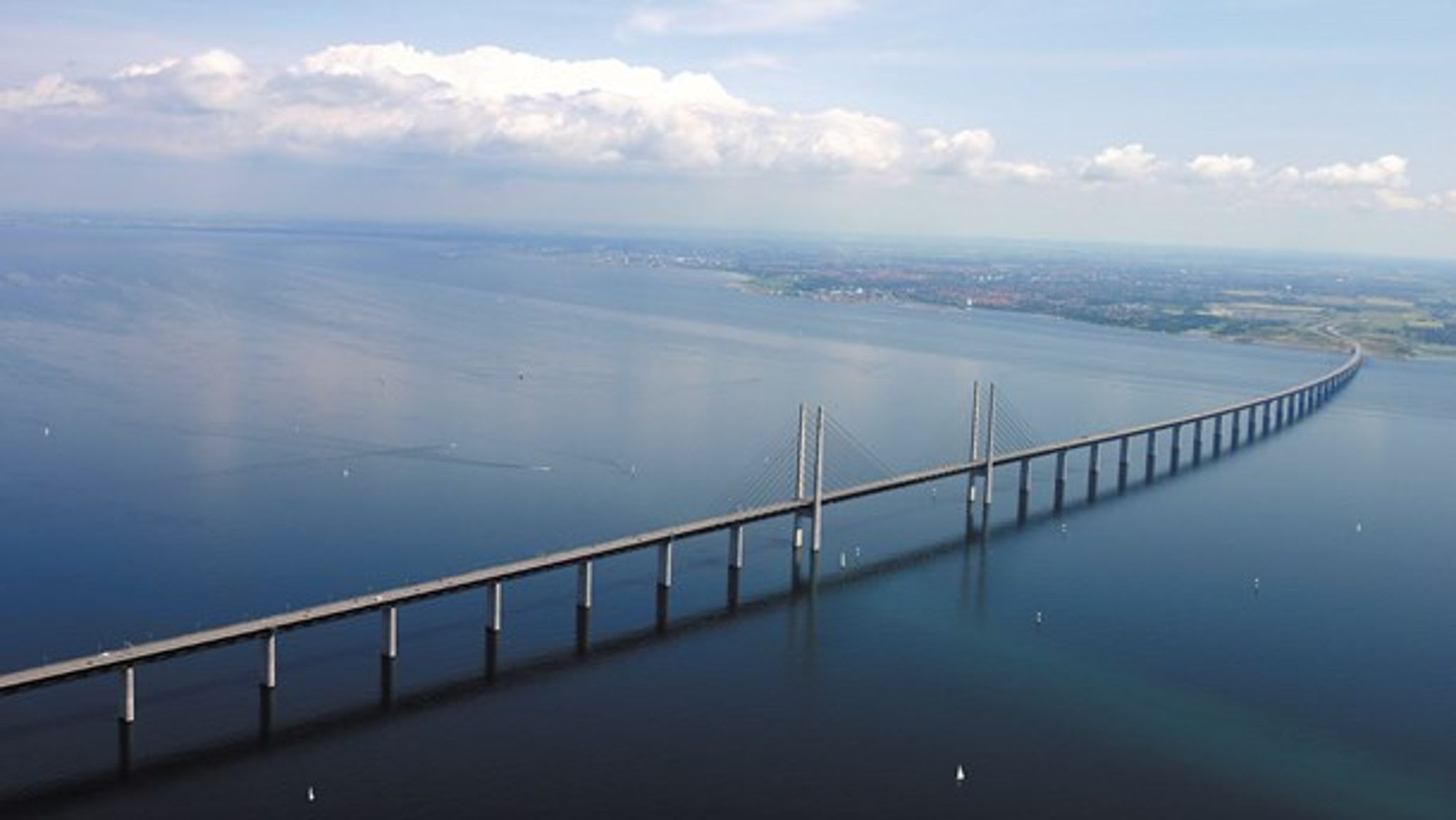 Øresundsforbindelsen, der kobler Malmø og København, er 16 kilometer lang. 