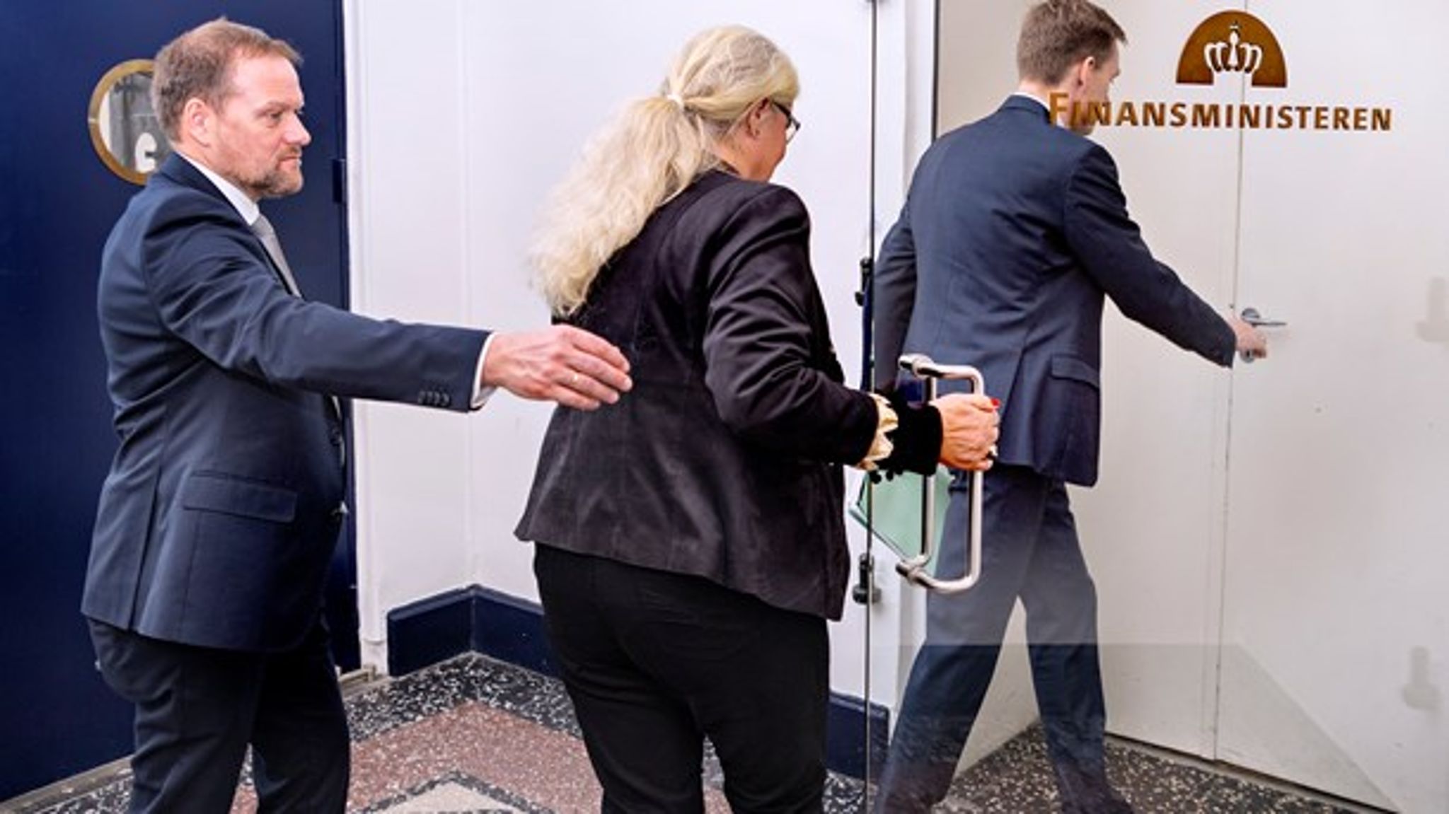 Der er travlhed i Finansministeriet i denne uge. Her er DF's forhandlerteam på vej til møde.