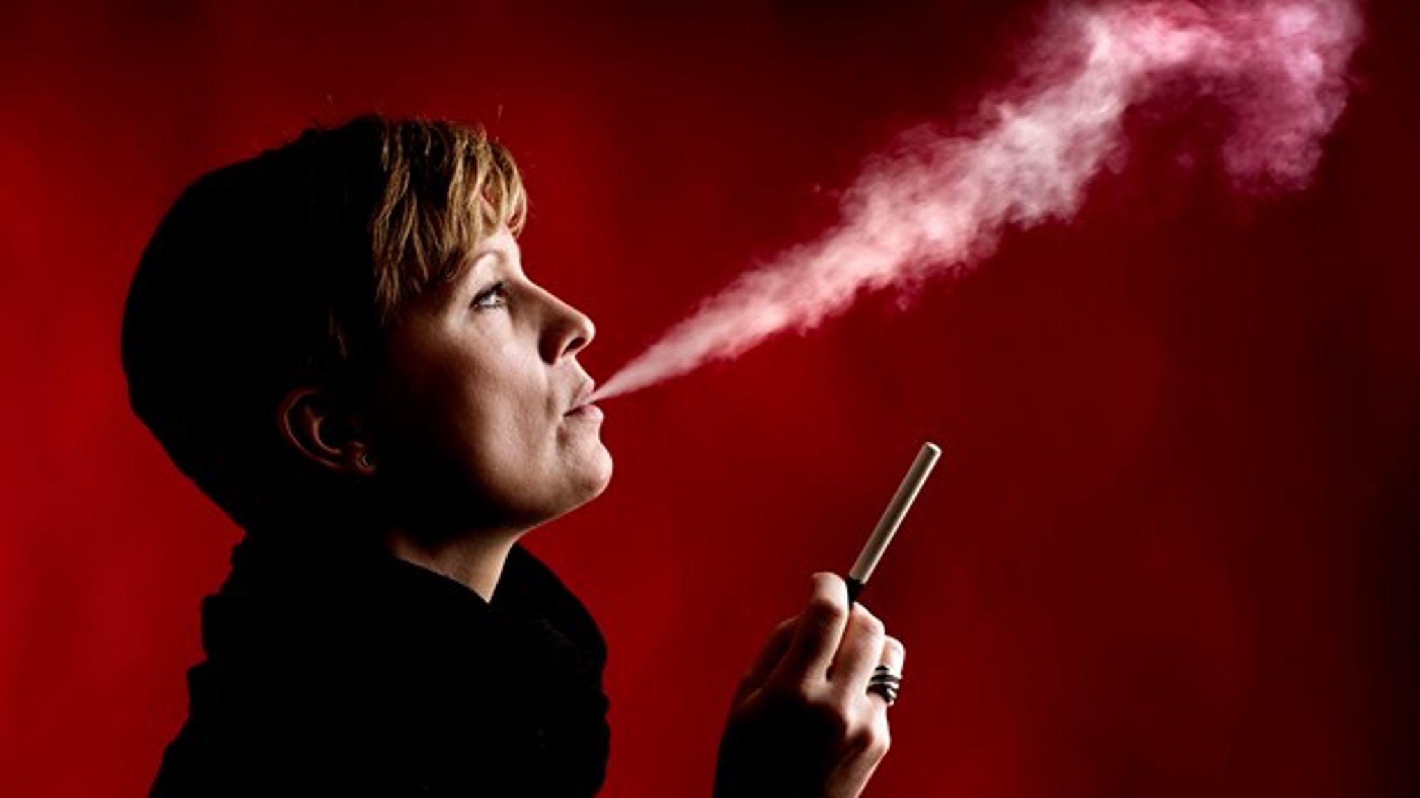 Mennesker, der ikke ønsker at stoppe med at ryge, skal blive gjort opmærksomme på, at der findes mindre skadelige alternativer som e-cigaretter, mener Philip Morris (arkivfoto).