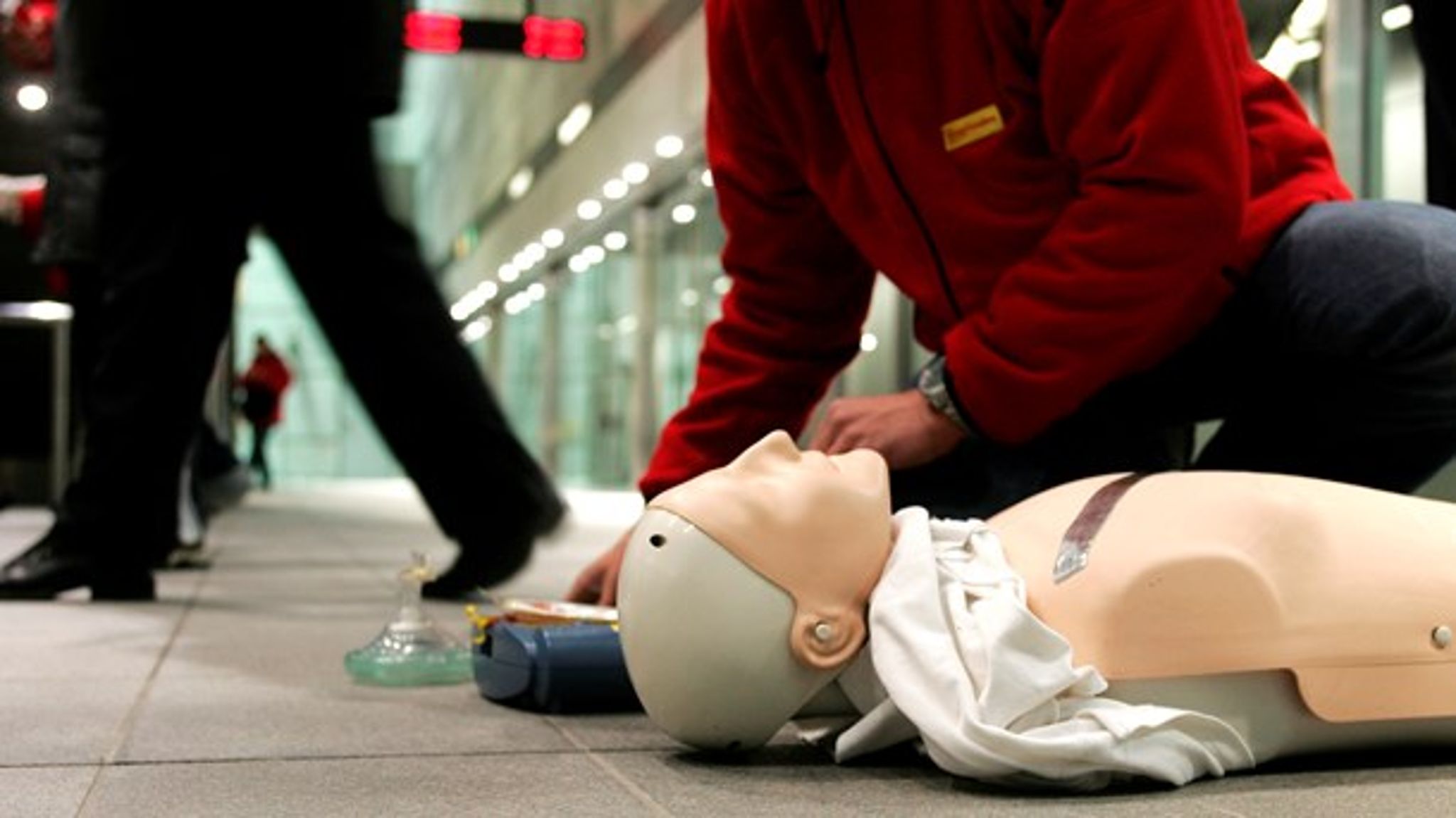 Hvis der ydes genoplivning, stiger chancen for at overleve fire gange. Derfor skal flere danskere kunne redde liv uden for hospitalerne, mener Hjerteforeningen.