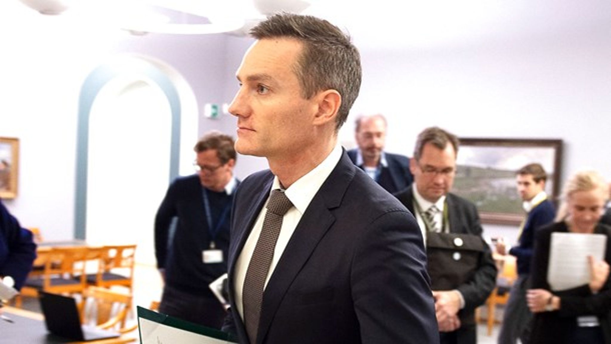 Der er brug for investeringer&nbsp;i digitale teknologier og uddannelse, mener erhvervsminister Rasmus Jarlov (K).