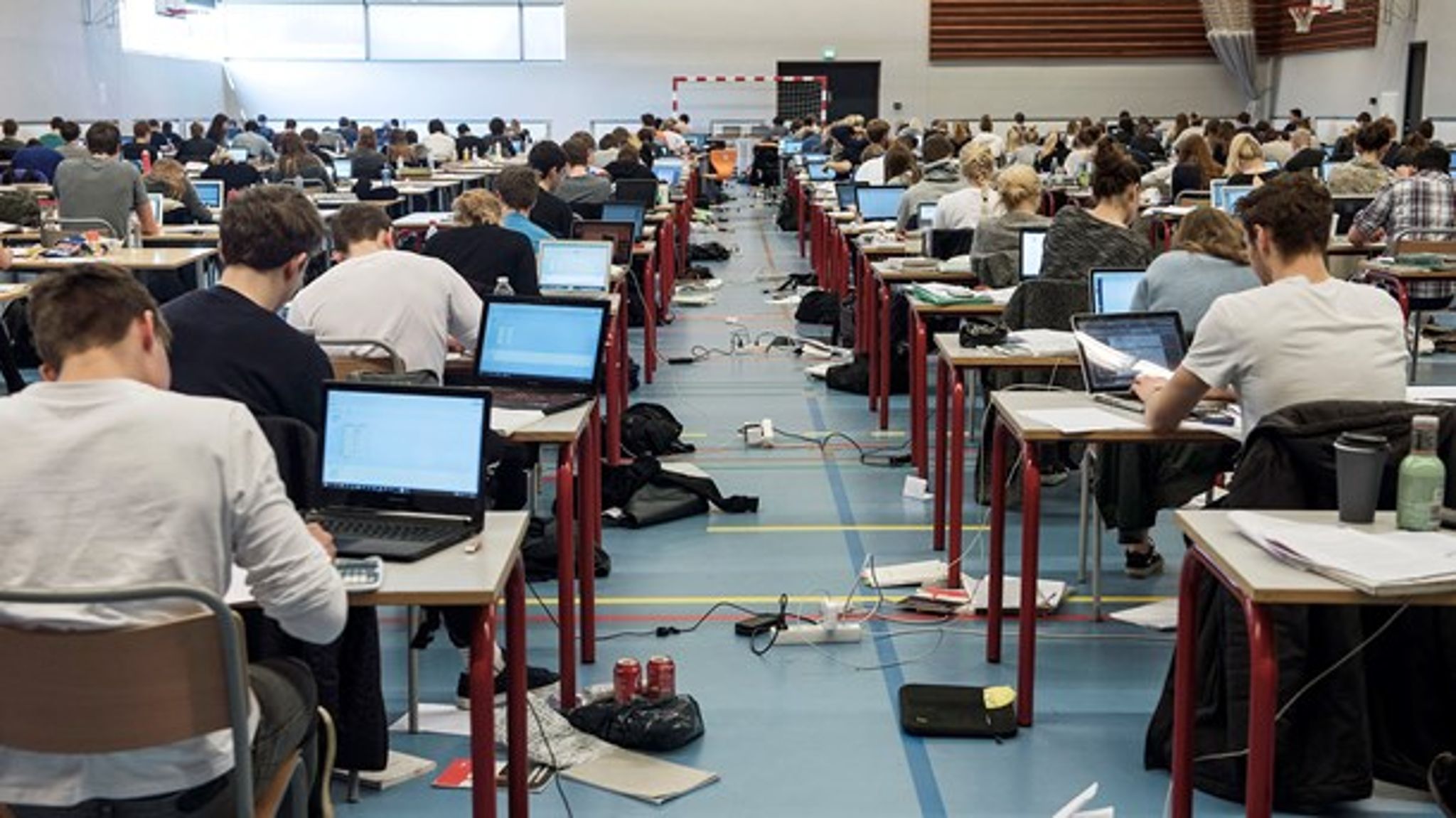 Efter hård kritik fra eksperter, elever og politikere har Undervisningsministeriets meldt ud, at Den digitale prøvevagt ikke bliver klar til sommer. 