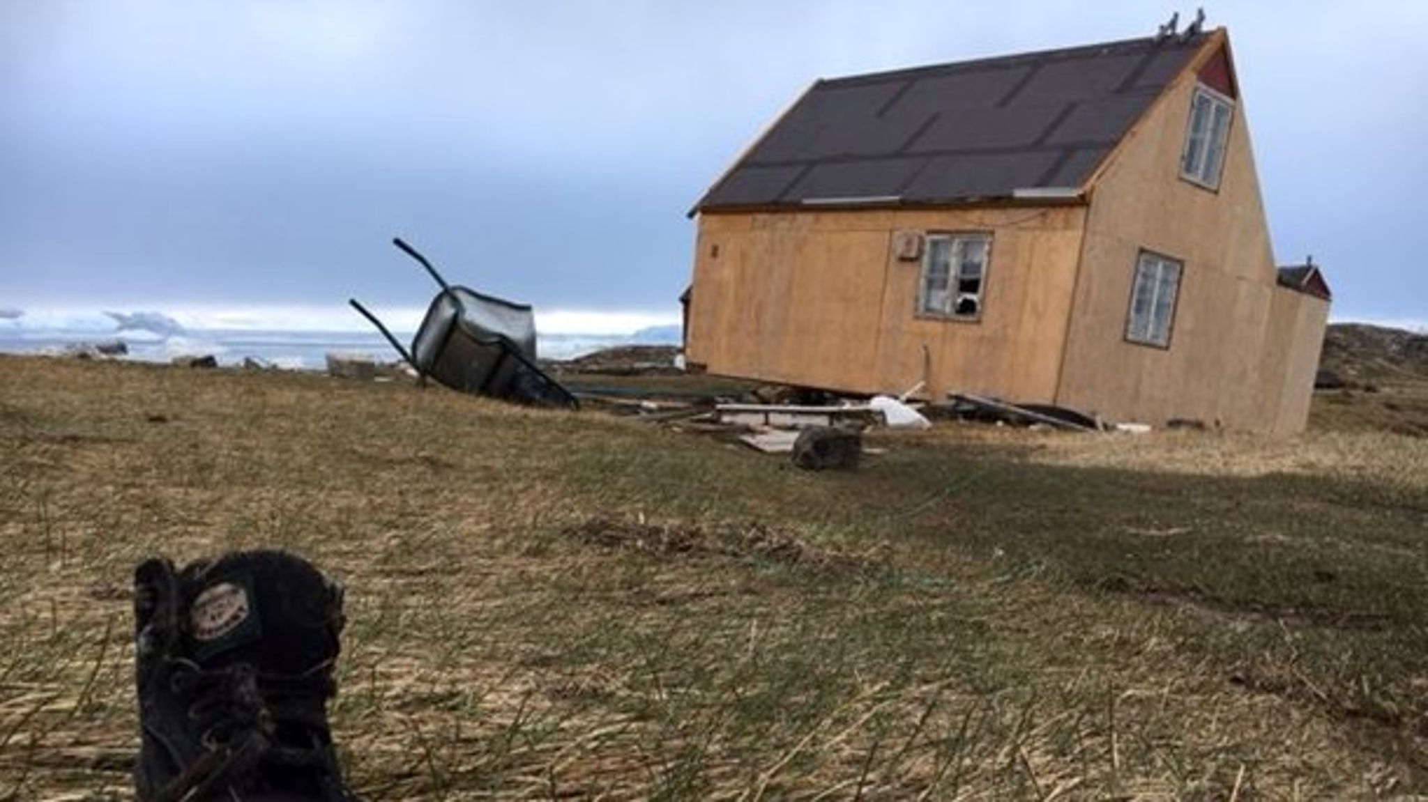 Efterladt hus i bygden Nuugatsiaq, der i juni 2017 blev ramt af en tsunami&nbsp;udløst af et fjeldskred.