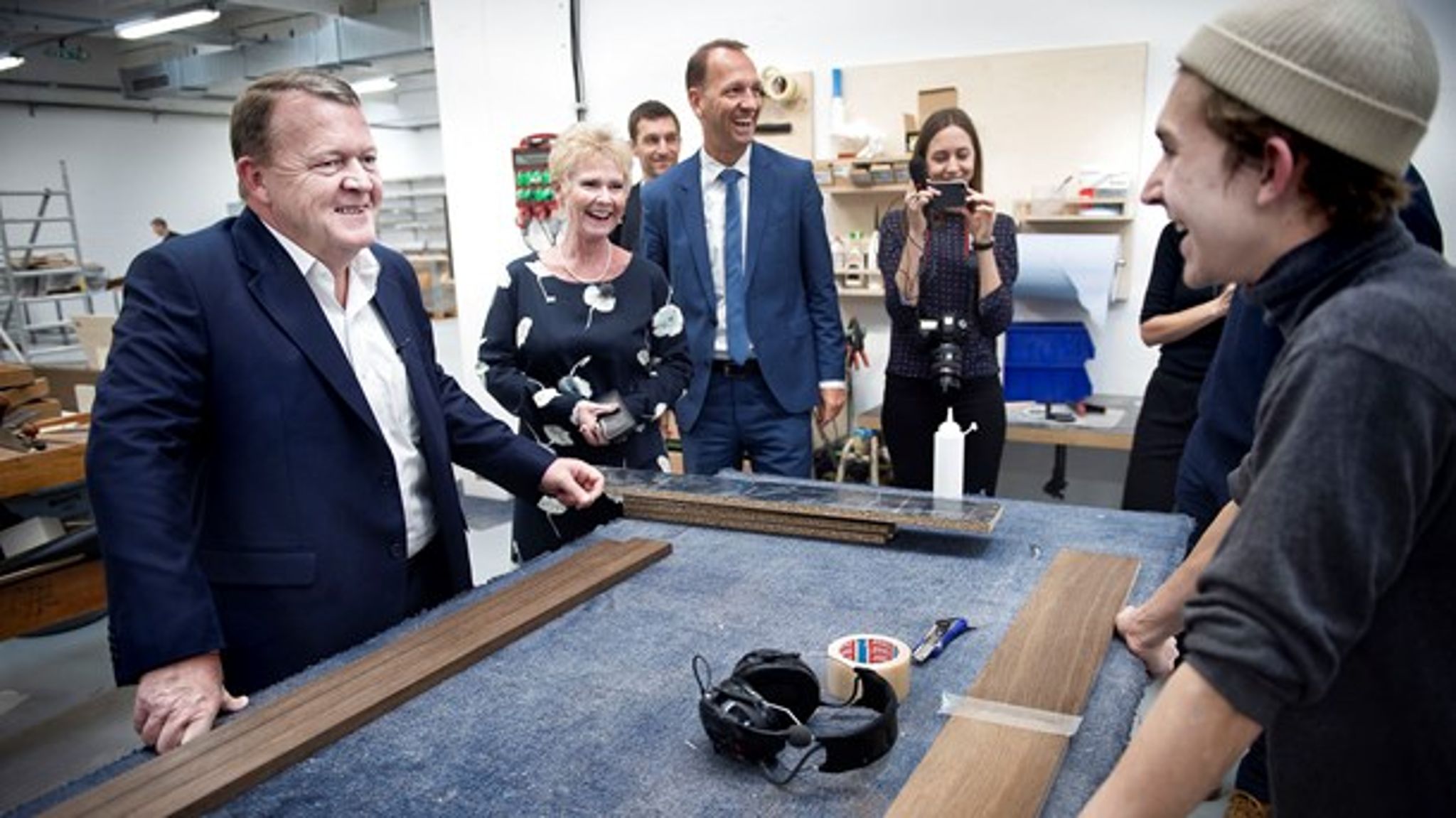Løkkes flirt med lovbestemt mindsteløn huer hverken FH-formand Lizette Risgaard eller DA-direktør Jacob Holbraad. Men udmeldingen retter sig nok også snarere mod den unge mand på billedet og andre lønmodtagere.<br>