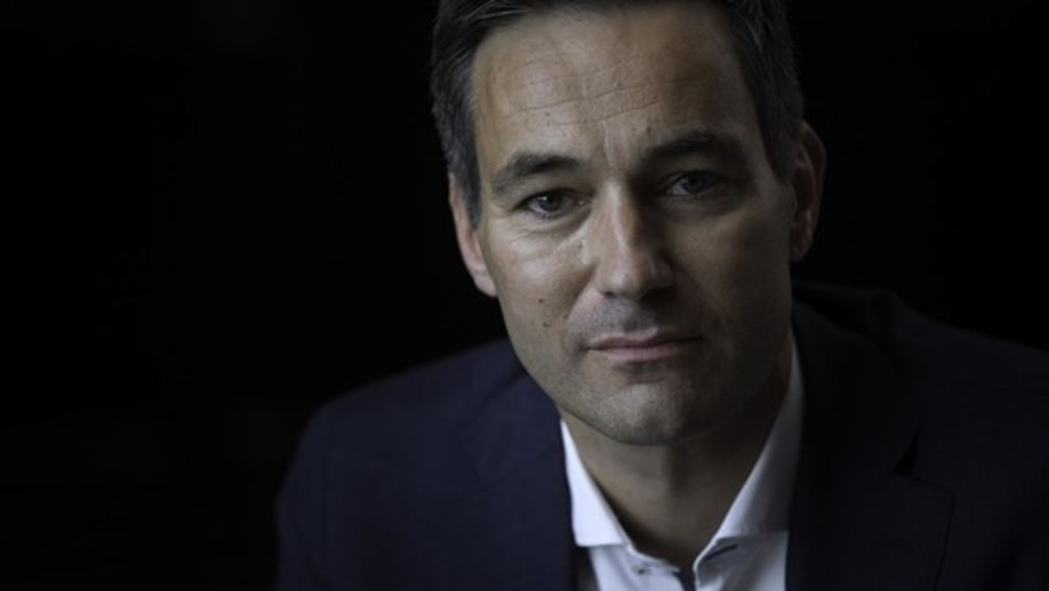 Uffe Tang skal bruge sin solide erfaring fra Christiansborg på en helt ny måde, når han til august starter som studievært hos TV 2 News. 