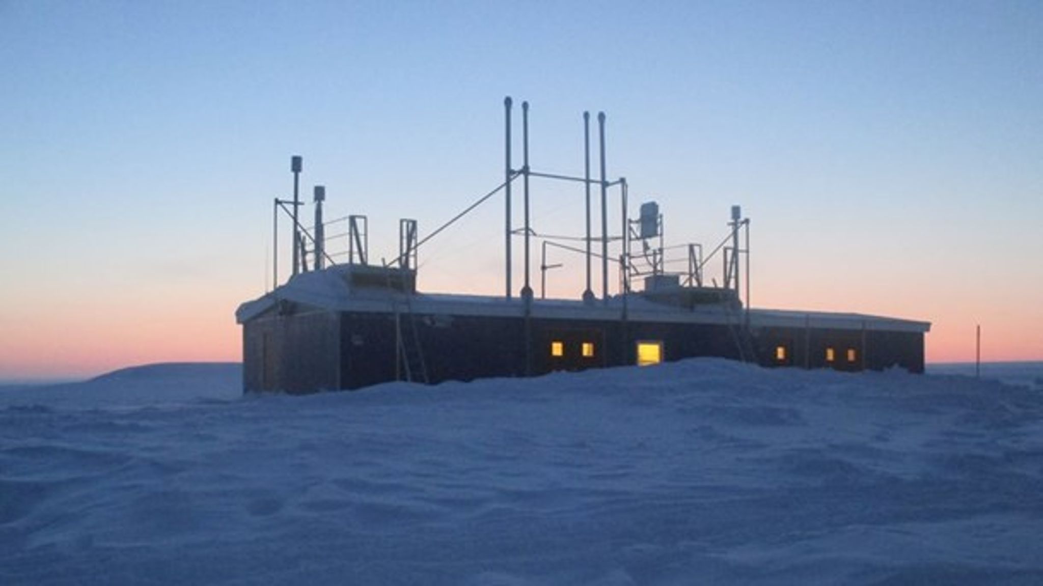 Lukningen af flyruten mellem Svalbard og Station Nord i Nordøstgrønland har været en regulær "katastrofe", mener Henrik Skov, professor ved Aarhus Universitet. 