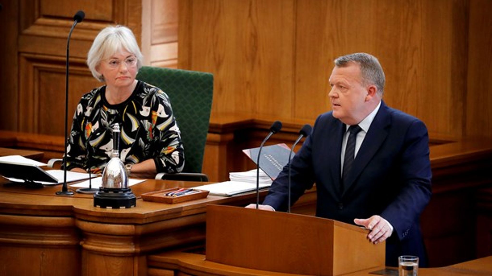 Det har formentlig ikke den store effekt, når Lars Løkke Rasmussen (V) spiller lederkortet, vurderer Erik Holstein. For Mette Frederiksen (S) er også en erfaren og driftssikker politiker.