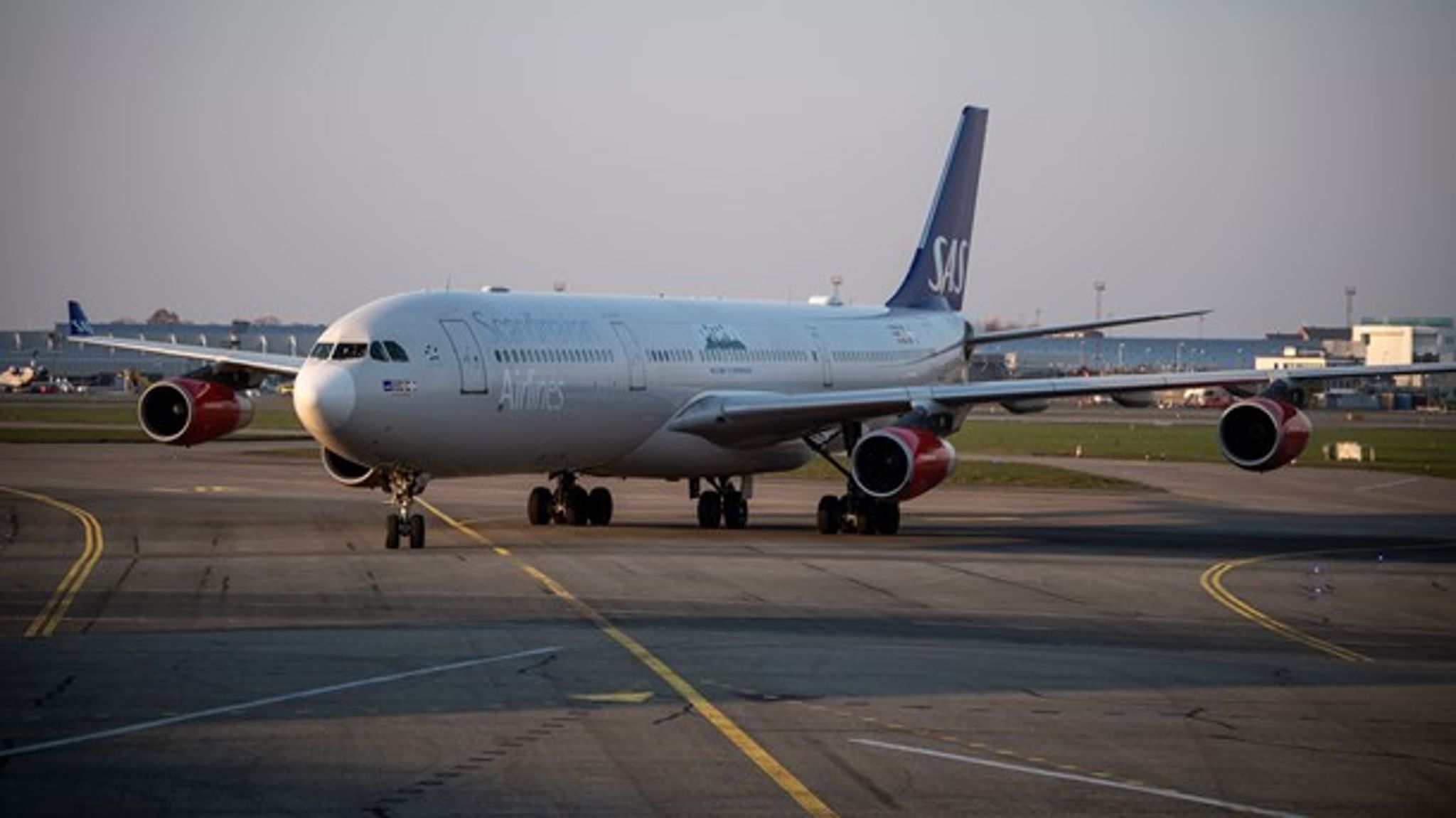 Vi skal ikke lægge afgifter på helt almindelige flypassagerer. I stedet skal EU lægge en klog afgift på miljøskadeligt flybrændstof, mener Pernille Weiss.
