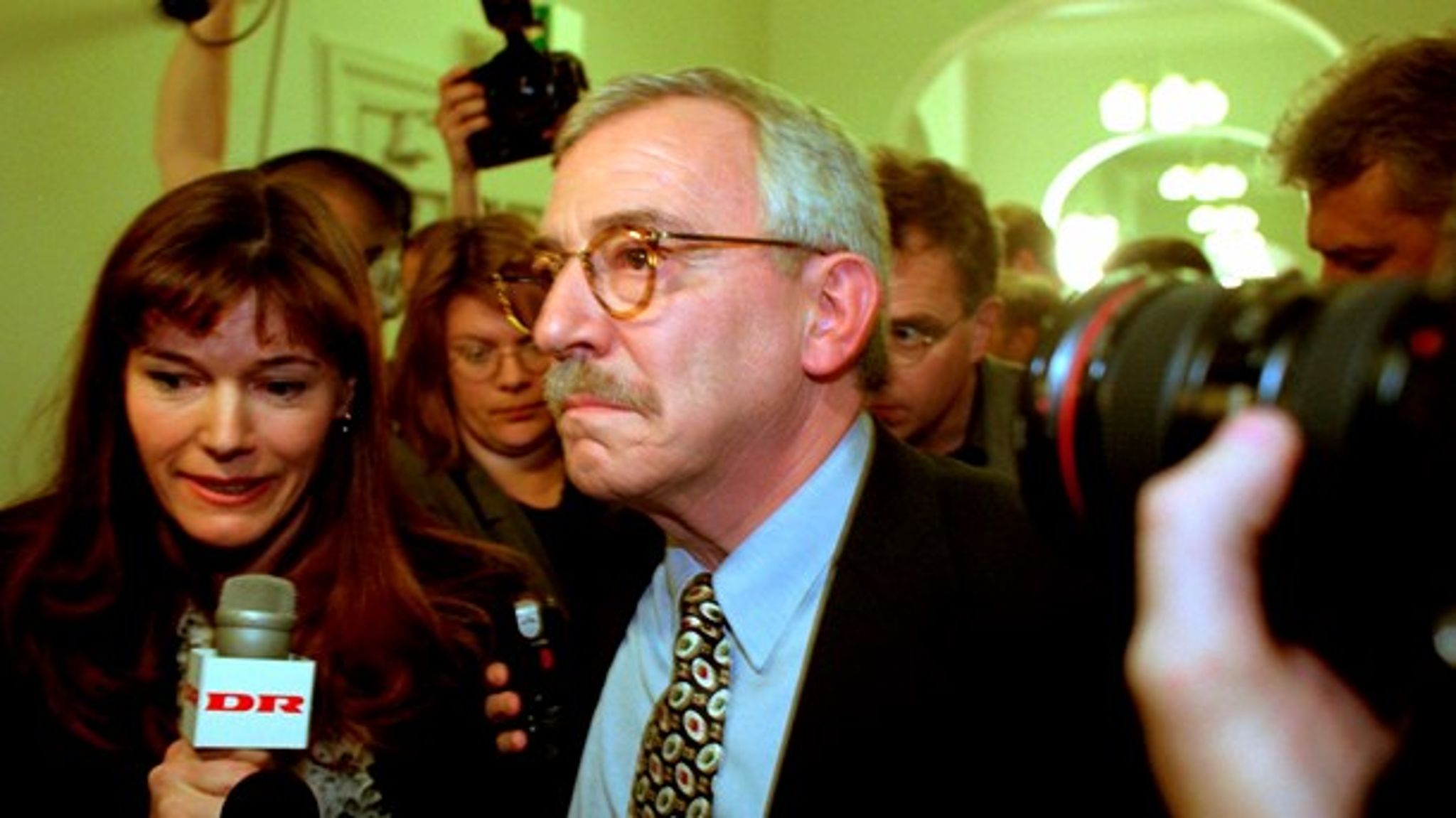 En presset Uffe Ellemann-Jensen på valgnatten i 1998. Torsdag viser Altinget dokumentarfilmen 'Kandidaterne' om den dramatiske valgkamp mellem Ellemann og Nyrup.&nbsp;