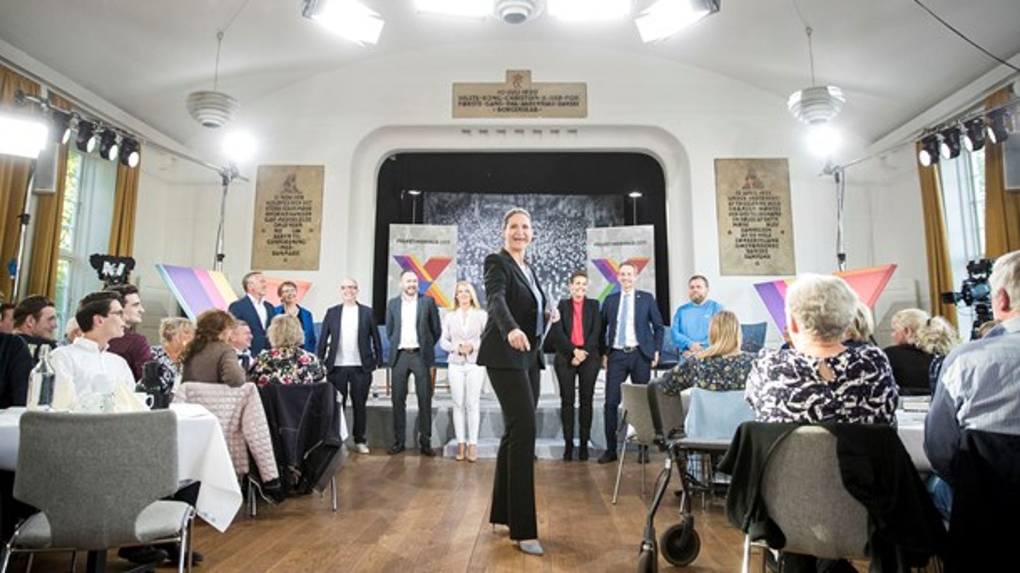 Deltagere fra de forskelllige partier samlet i Aabenraa onsdag 15. maj&nbsp;til den første udgave af debatprogrammet "Højlunds Forsamlingshus".&nbsp;