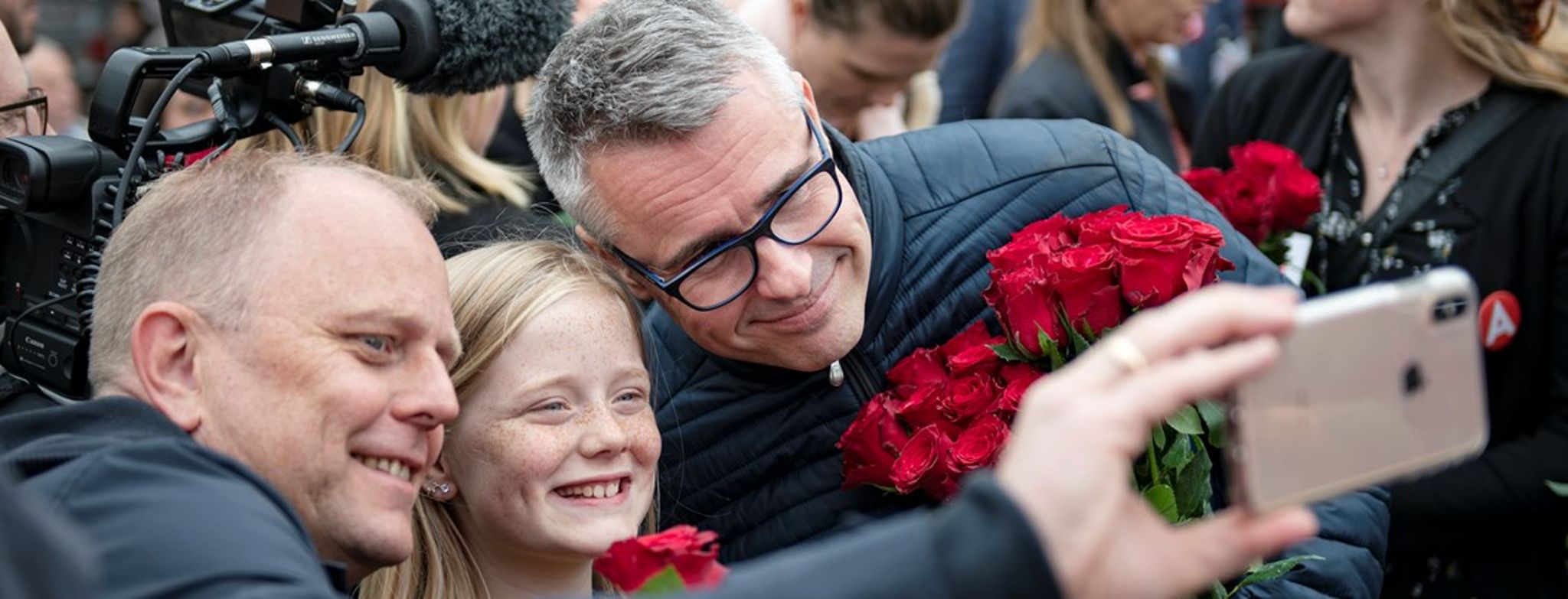 Lørdag var Henrik Sass Larsen ude og møde vælgerne på Køge Torv sammen med byens borgmester Marie Stærke (S) og partiformand Mette Frederiksen (S).
