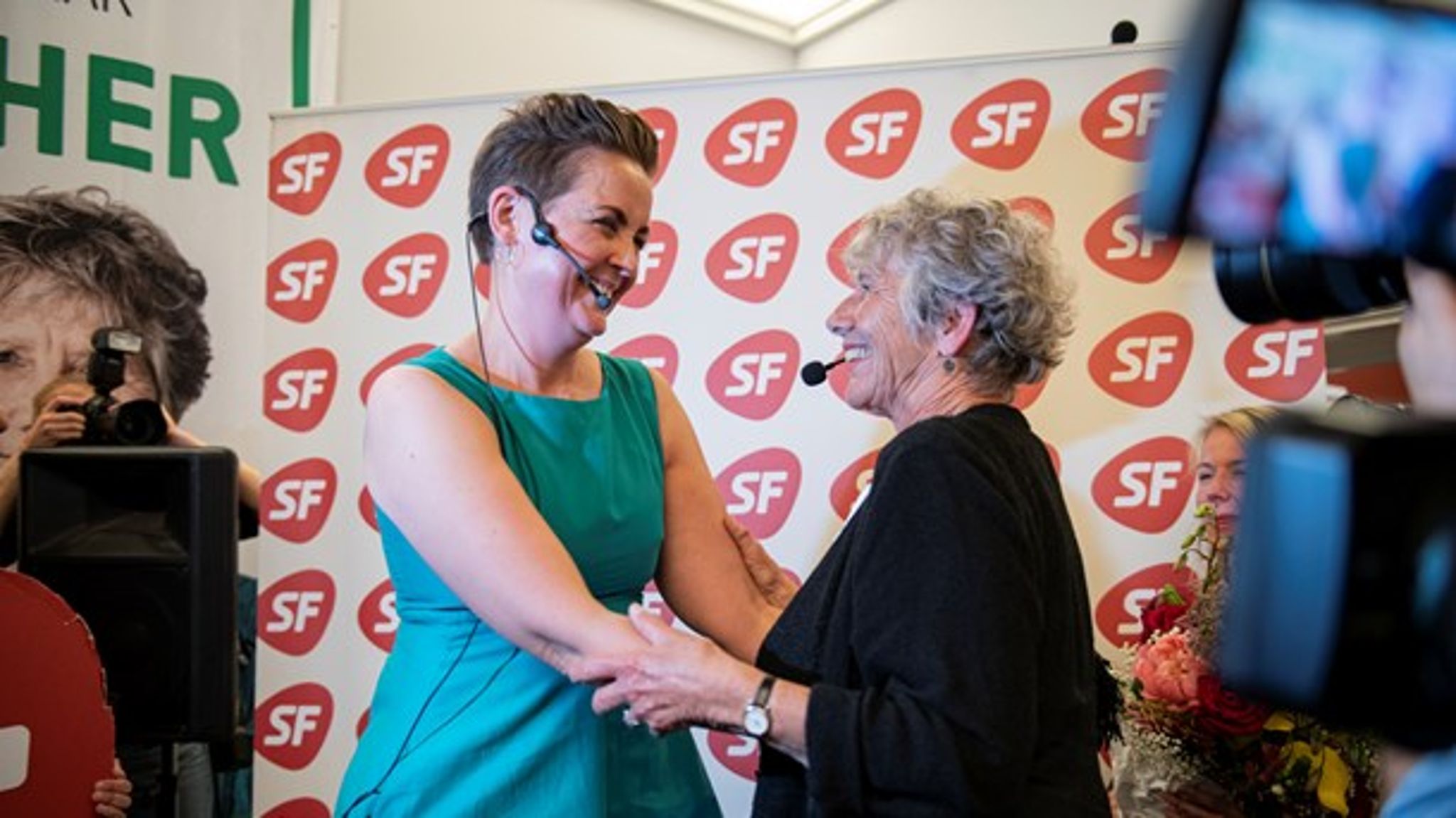 Humøret var i top hos&nbsp;Pia Olsen Dyhr og Margrete Auken&nbsp;på valgnatten; men da Karsten Hønge dagen efter frasagde sig sit mandat, blev SF ramt af en sand shitstorm.<br>