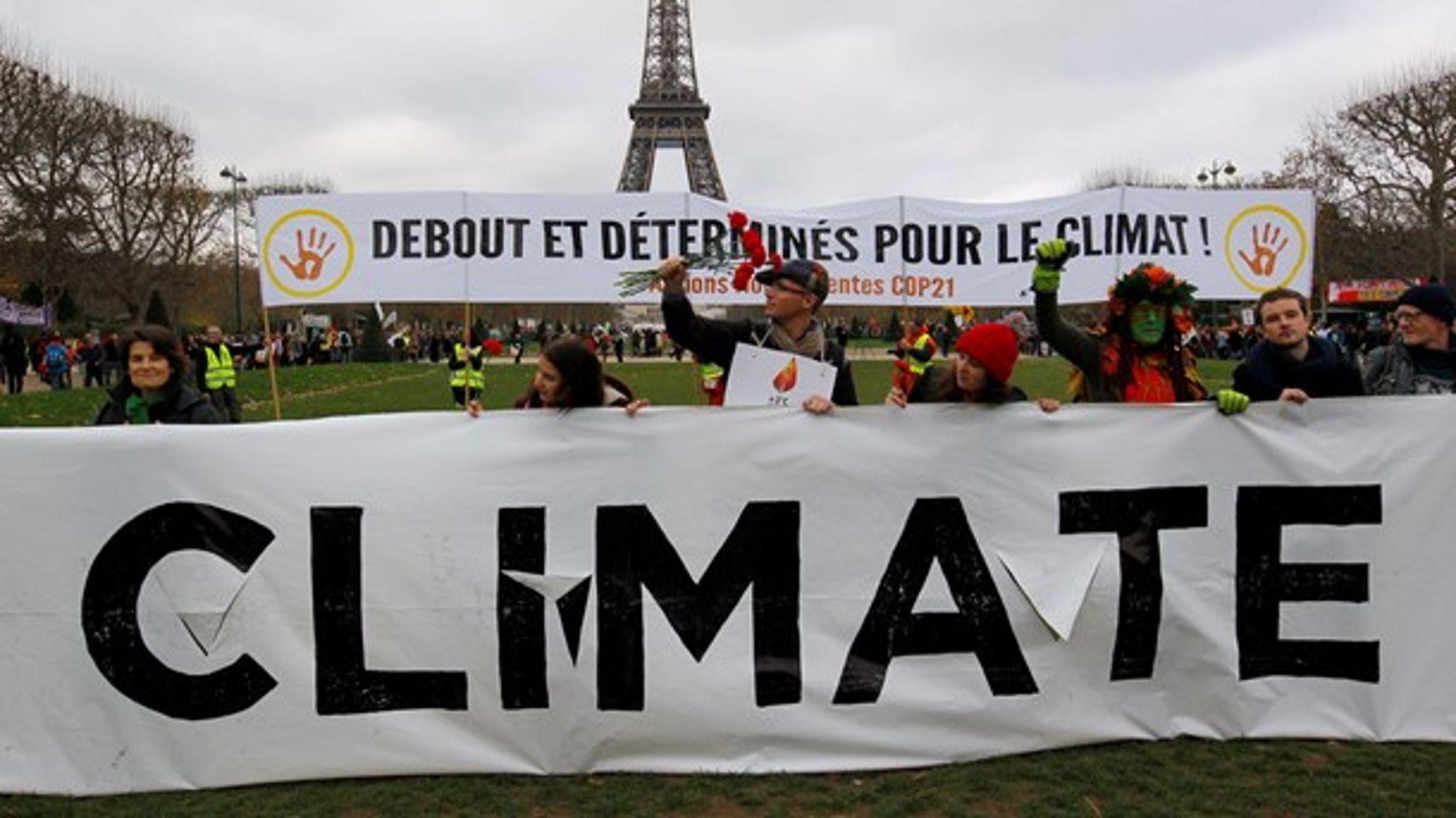 Klimademonstranter fra klimakonferencen COP21 i Paris 2015, hvor Danmark&nbsp;blev udnævnt til ”dagens fossil” af verdens grønne organisationer.