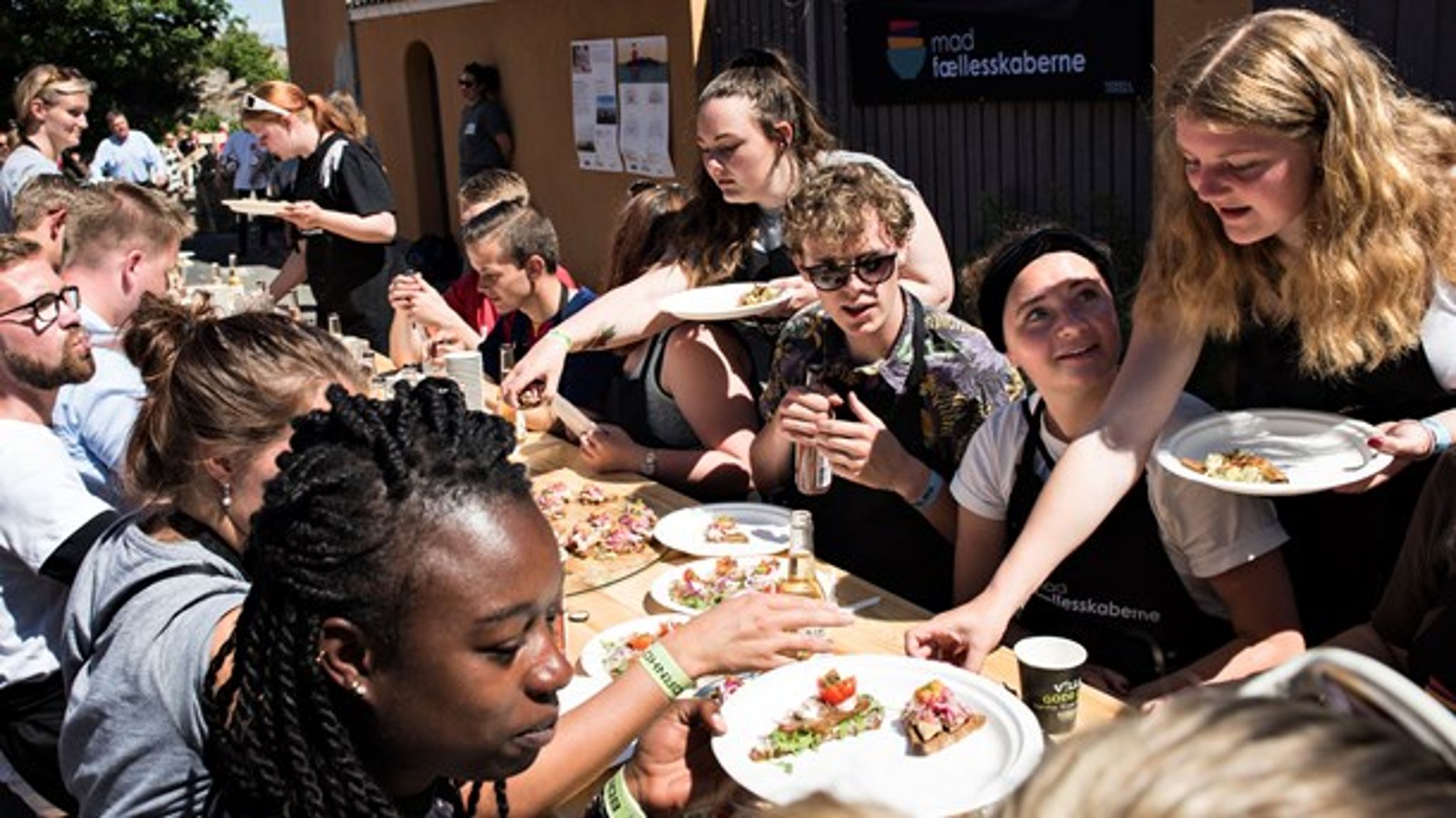 "Slap af. Lad digitalt være digitalt i 2019. Aldrig har det personlige møde været rigtigere på et folkemøde. Render du alligevel rundt og tror, at du skal vælte Folkemødet med et kæmpe digitalt tryk, har du fejllæst den politiske kalender og energi. ," Benjamin Rud Elberth, digital ekspert