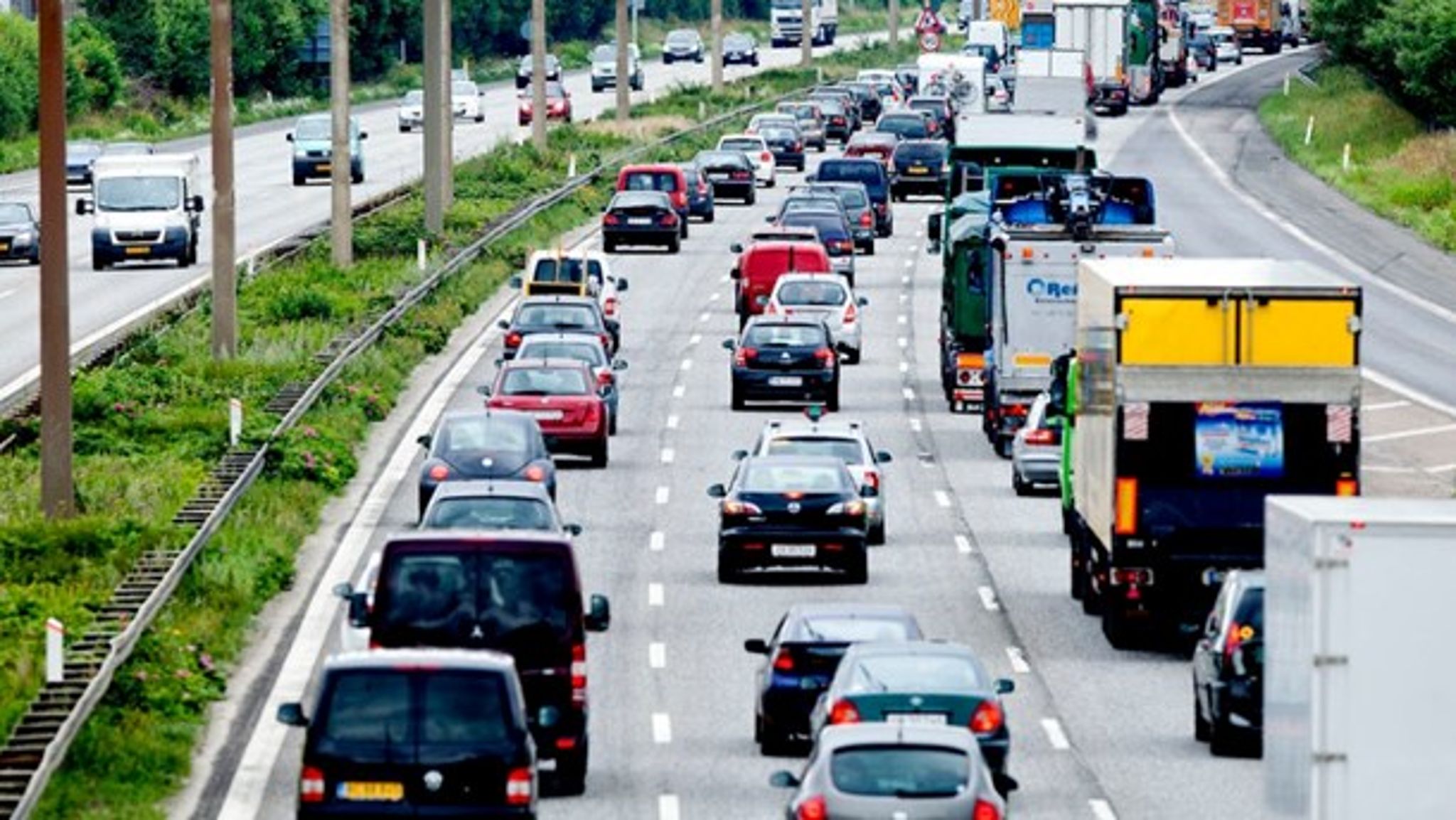 Hvis den grønne omstilling skal lykkes, bliver næste kamp at reducere vores ressource- og CO2-tunge transport og forbrug. Her skal hele befolkningen med, mener VedvarendeEnergi.