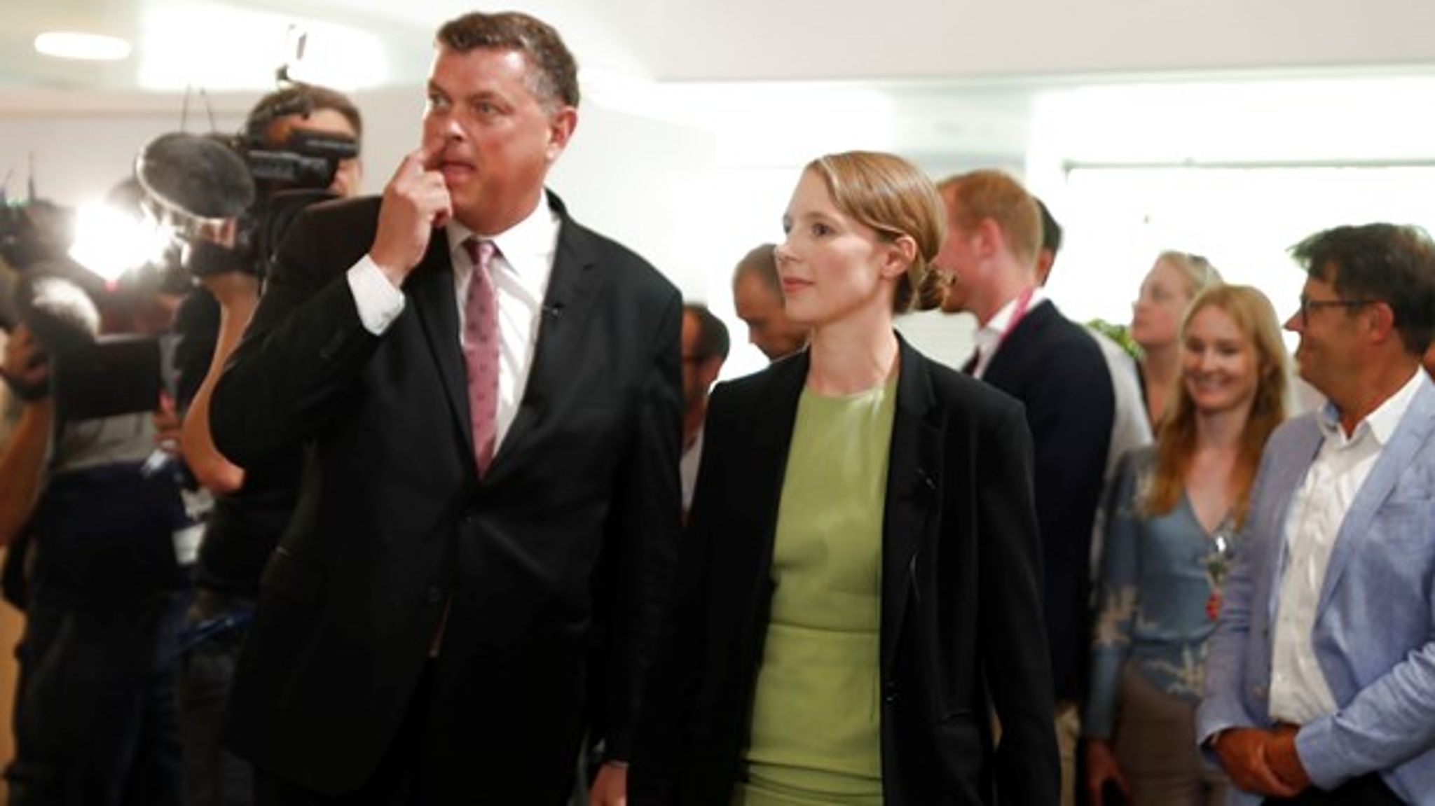Jakob Ellemann-Jensen (th.) overdrog torsdag sin ministerpost til Mogens Jensen og Lea Wermelin. 