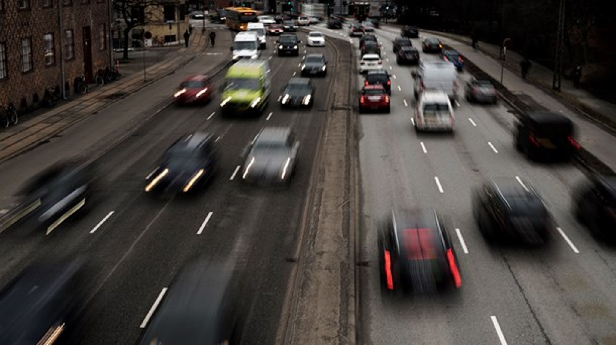 Danmark kommer til at bryde med EU-lovgivningen, hvis vi stopper salget af benzin- og dieselbiler i 2030.&nbsp;