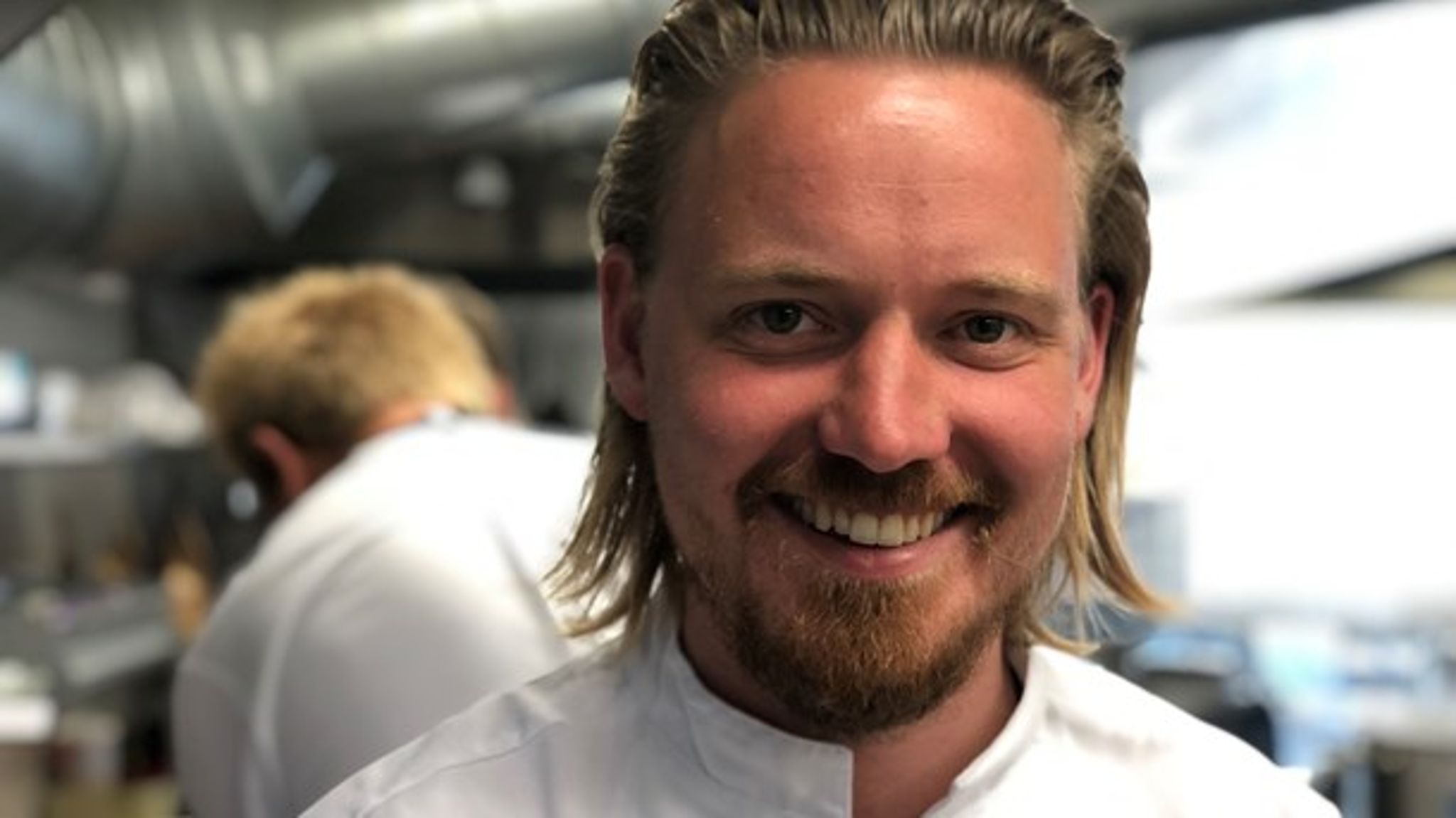Den 30-årige hotelmanager og køkkenchef på Grønbechs Hotel, Mathias Sejer Sørensen, fik konen, datteren og hundene med til Bornholm – bl.a. på grund af de gode råvarer og jagten.