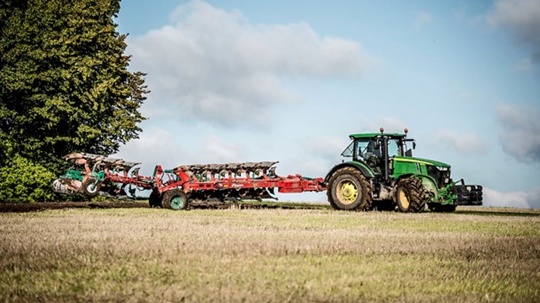 Hvis regeringen eksempelvis skruer op for landbrugsafgifter i Danmark, kan det skubbe produktionen ud til lande med lavere miljøambitioner, mener Jan E. Jørgensen.