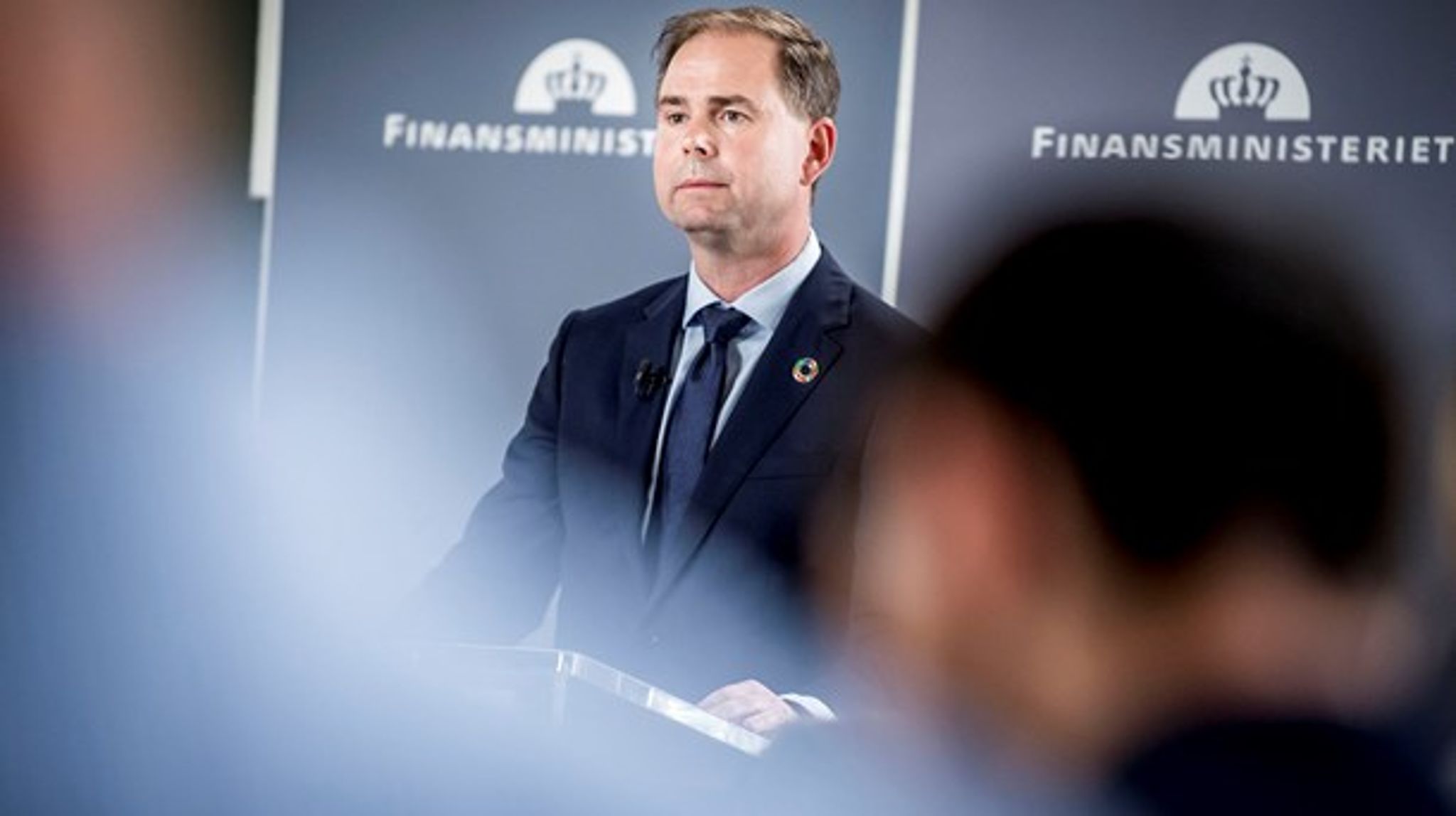 På kort sigt er dansk økonomi blevet forværret, på lang sigt ser det til gengæld nu bedre ud. Det er bundlinjen i regeringens kassetjek og nye økonomiske redegørelse.