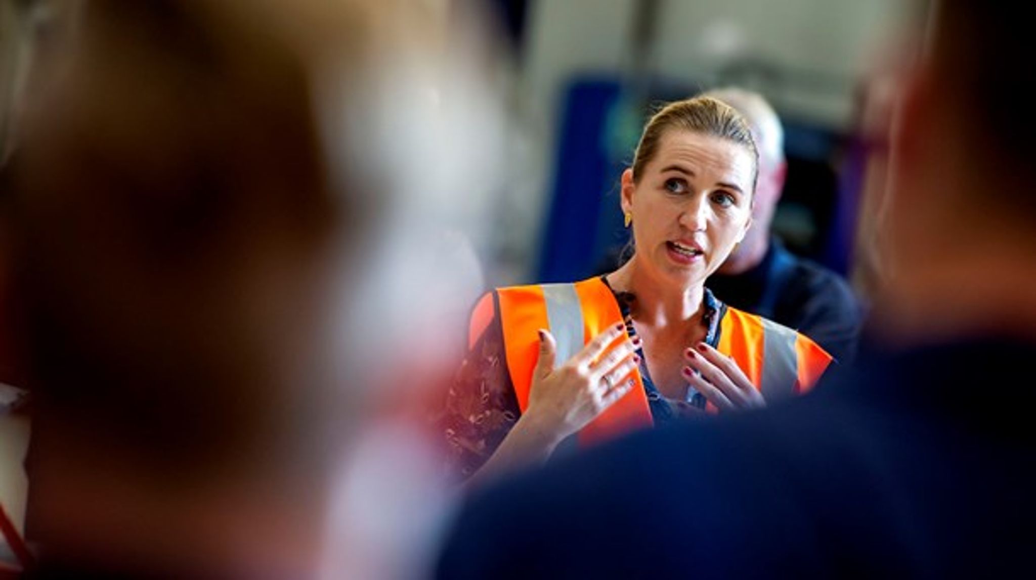 Statsminister Mette Frederiksen (S) i arbejderuniform. Tirsdag indleder hendes regering forhandlinger om en ny klimalov.&nbsp;Endnu har vi ikke knækket koden med at få folk i job og samtidig udlede mindre CO2, viser ny AE-analyse.