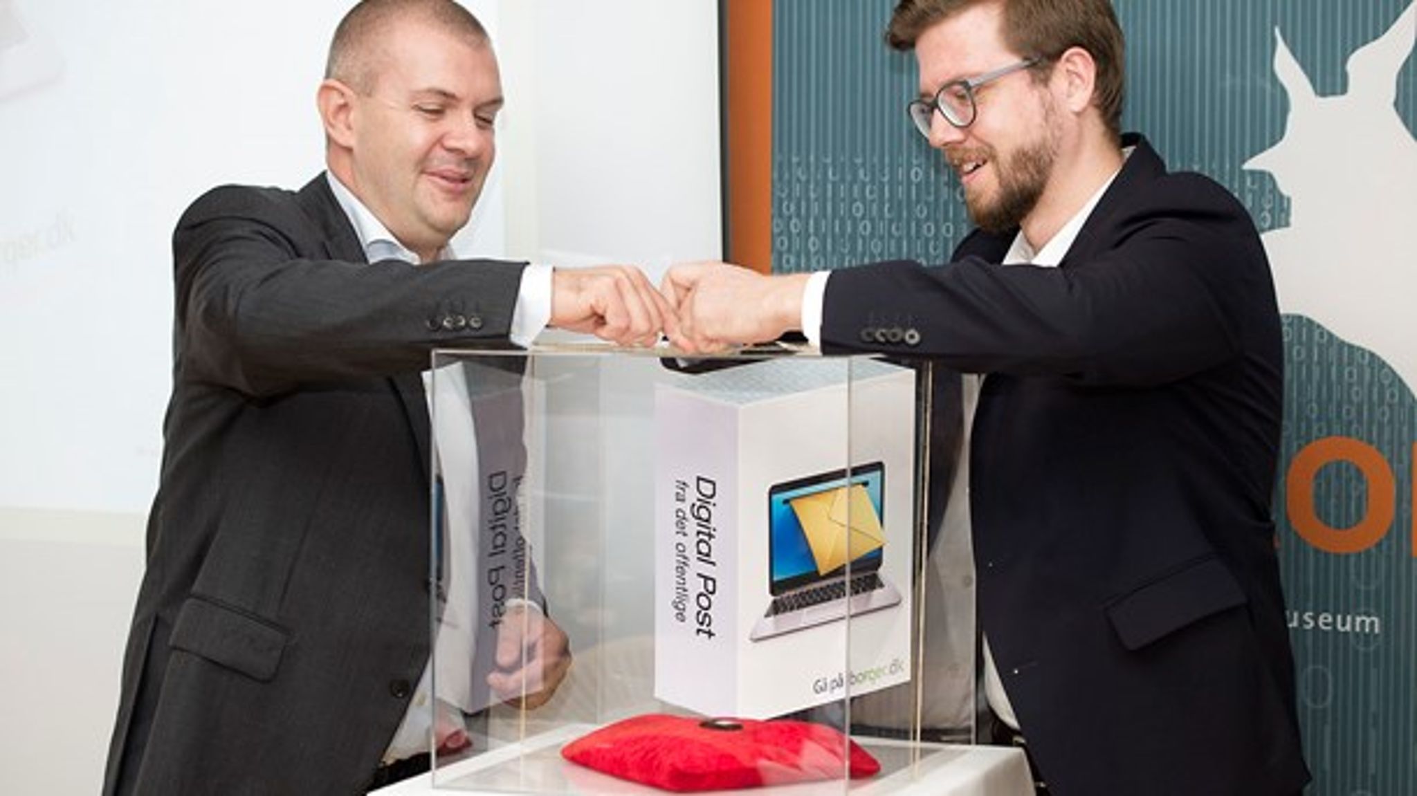 I 2014 indviede daværende finansminister Bjarne Corydon digital post ved en ceremoni på Post & Tele Museum i København. Trods forsøg fra nuværende finansminister Nicolai Wammen kan udbuddet for næste generation af digital post ikke ændres, så muligheden for to udbydere udelukkes, fastslår kammeradvokaten.<b></b>