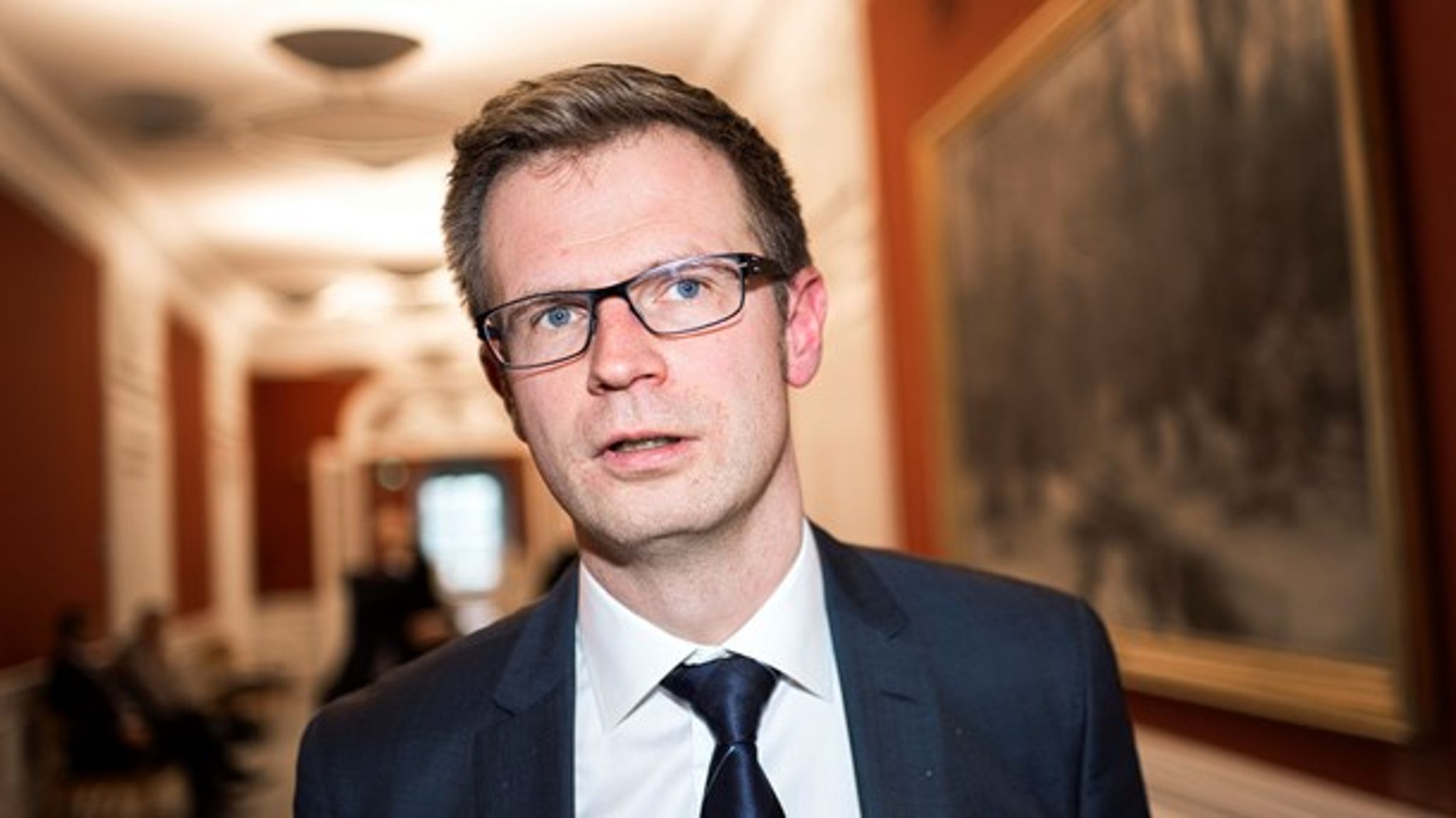 Transportminister Benny Engelbrecht (S) opfordrer Ole Birk Olesen (LA) til at begrave stridsøksen. 