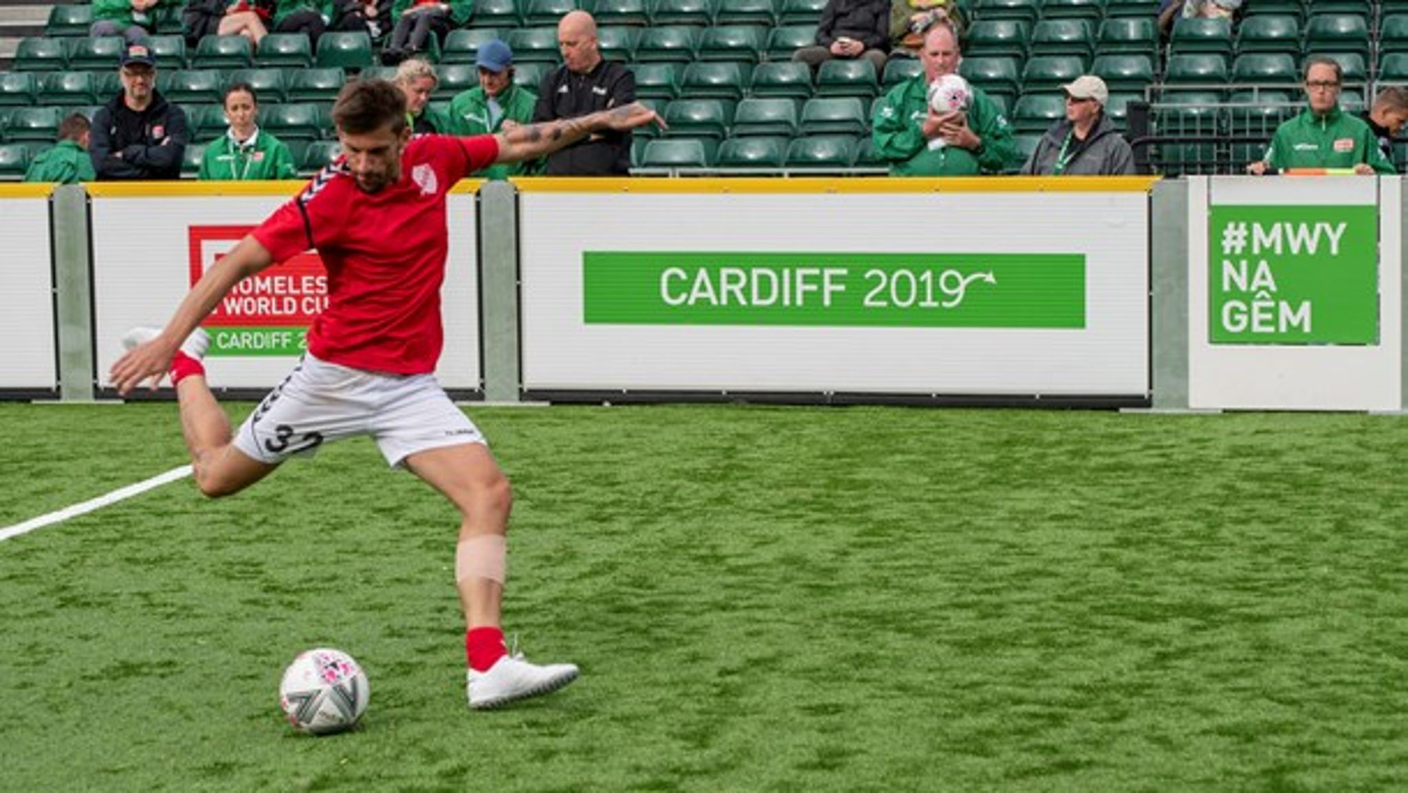 Michael P prøver at sparke Danmark til sejr ved Homeless World Cup i Cardiff. 