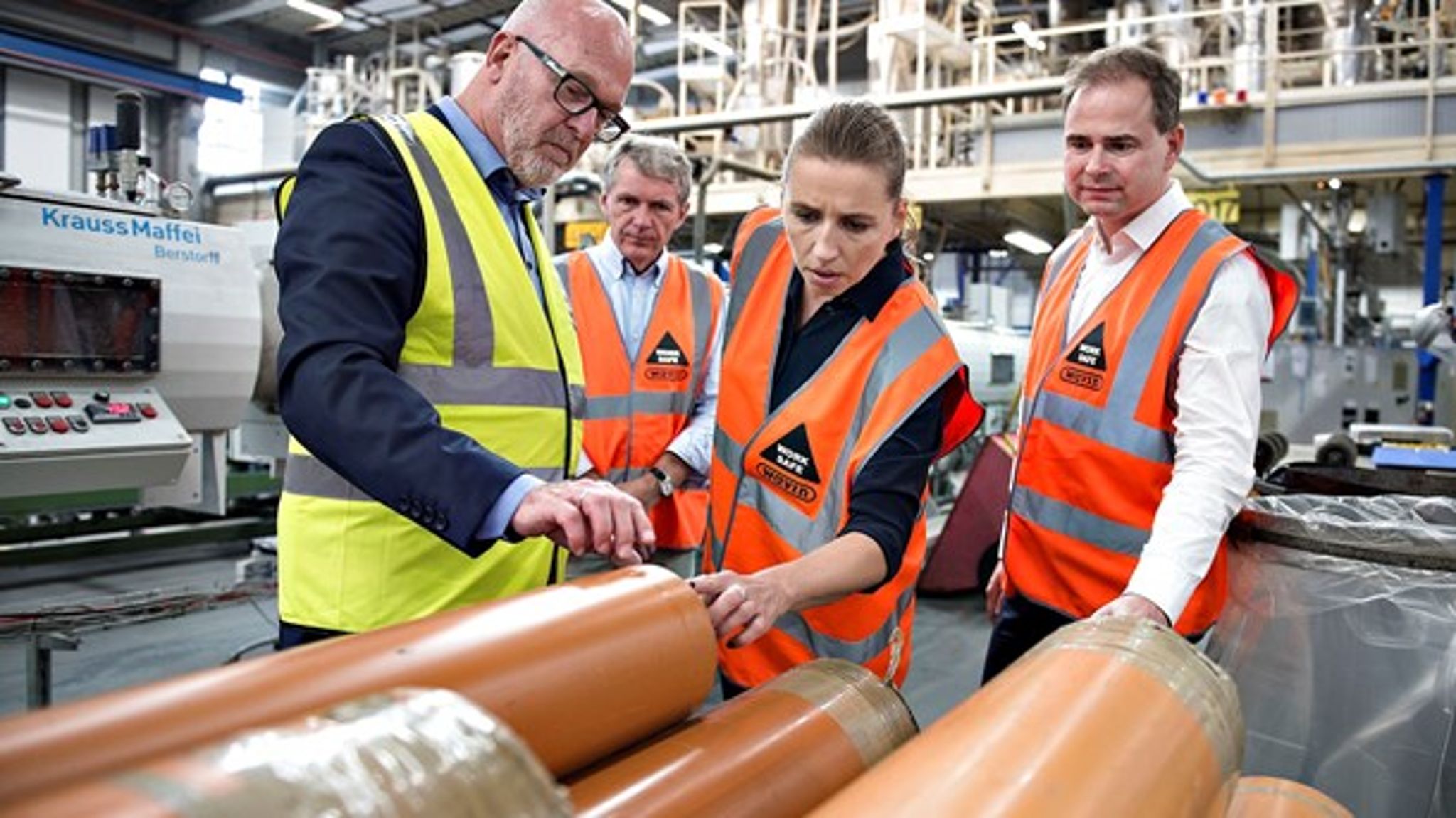 Her er det plastrørsvirksomheden Wavin i Hammel, som får positiv opmærksomhed af statsminister Mette Frederiksen og finansminister Nicolai Wammen. I forhold til arbejdsskadeafgiften mener&nbsp;Dansk Arbejdsgiverforening dog, at regeringen presser arbejdsgivere for hårdt.