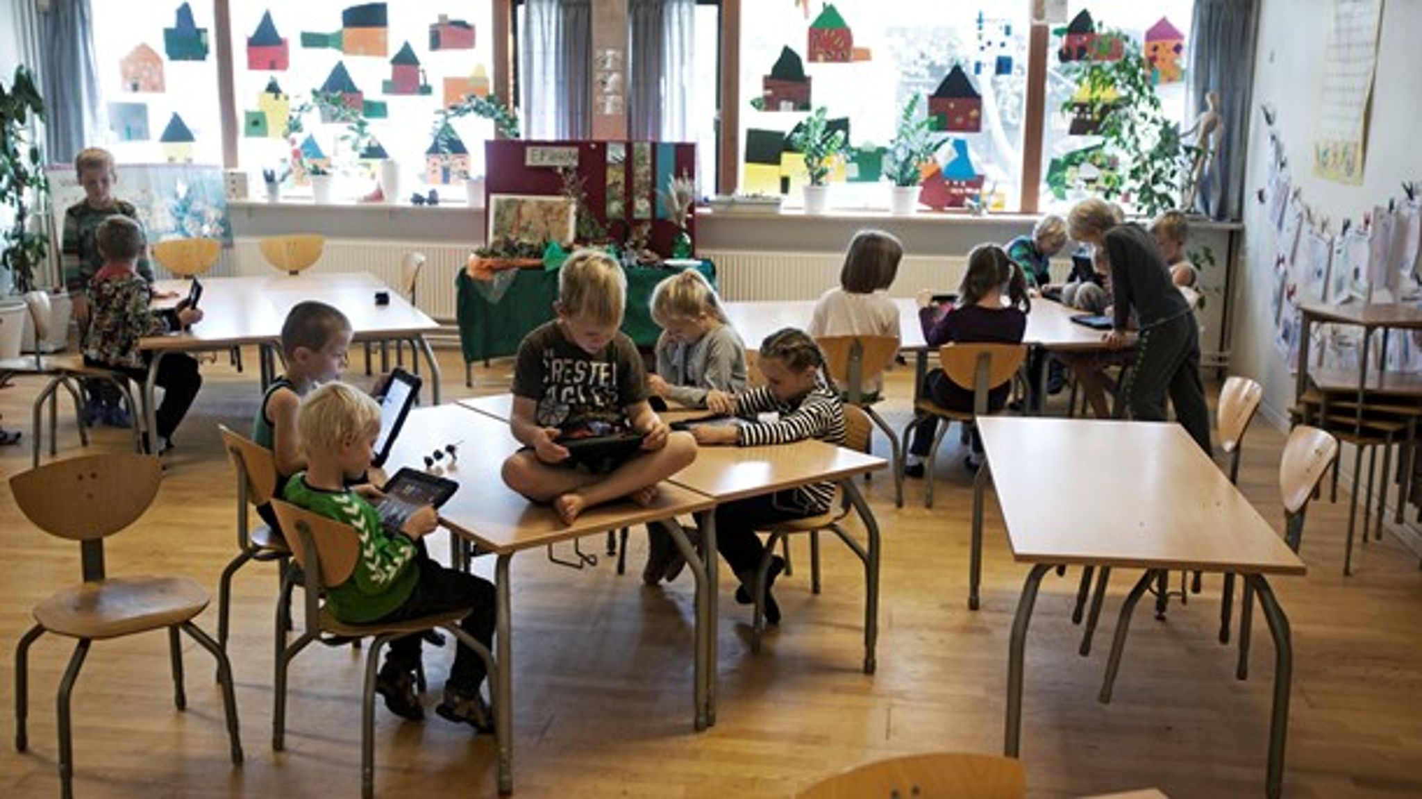 Vi ser en virkelighed, hvor vi efterlader vores børn til et hårdtarbejdende personale og håber, at der vil være øjne og arme nok til basal omsorg, mener #Hvorerderenvoksen.