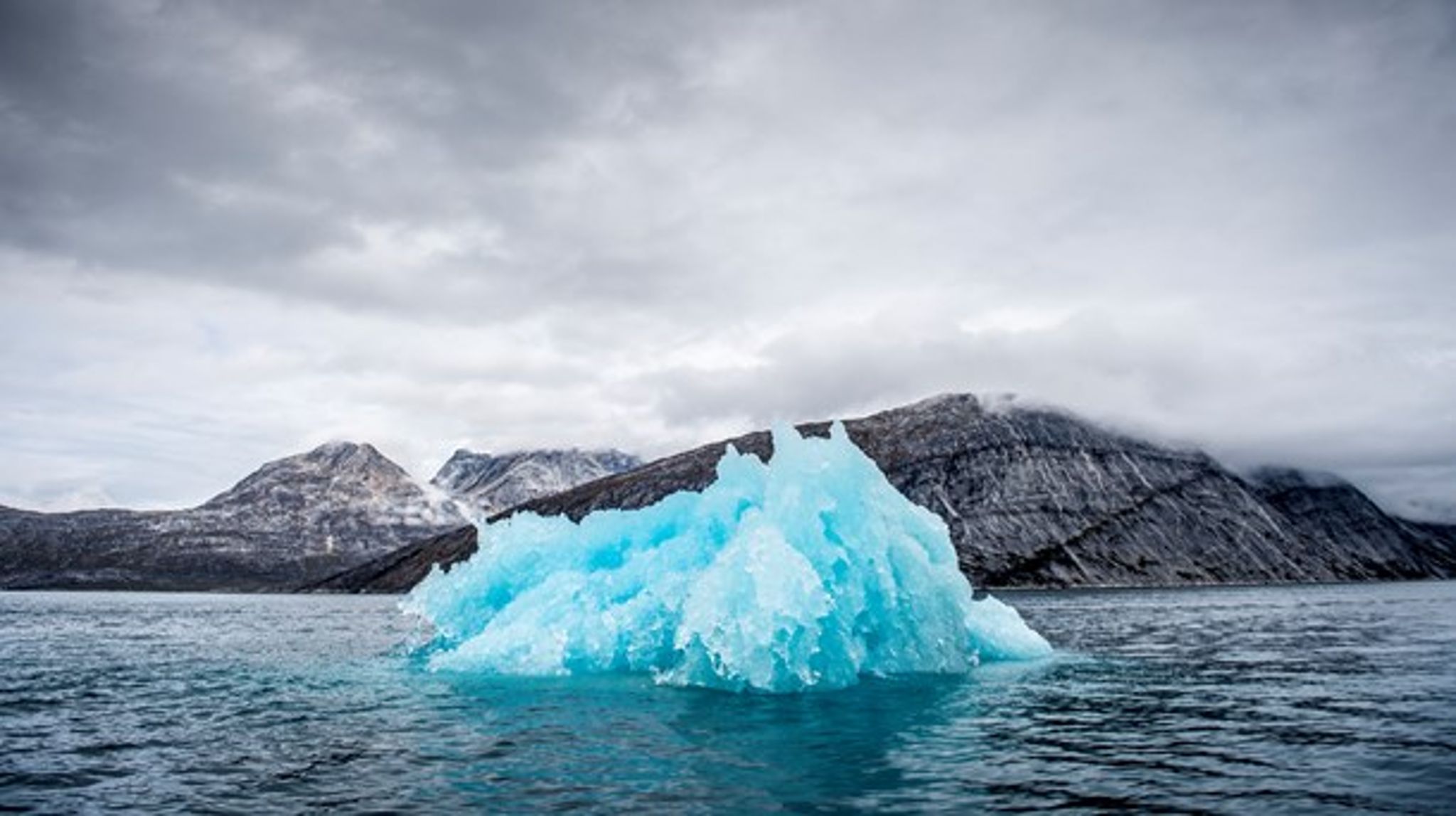 Smeltet isbjerg nær Nuuk. Som førstehåndsvidne til klimaforandringerne er Grønland blevet en international varm kartoffel i det kolde nord, mener Thomas Ravn-Pedersen.