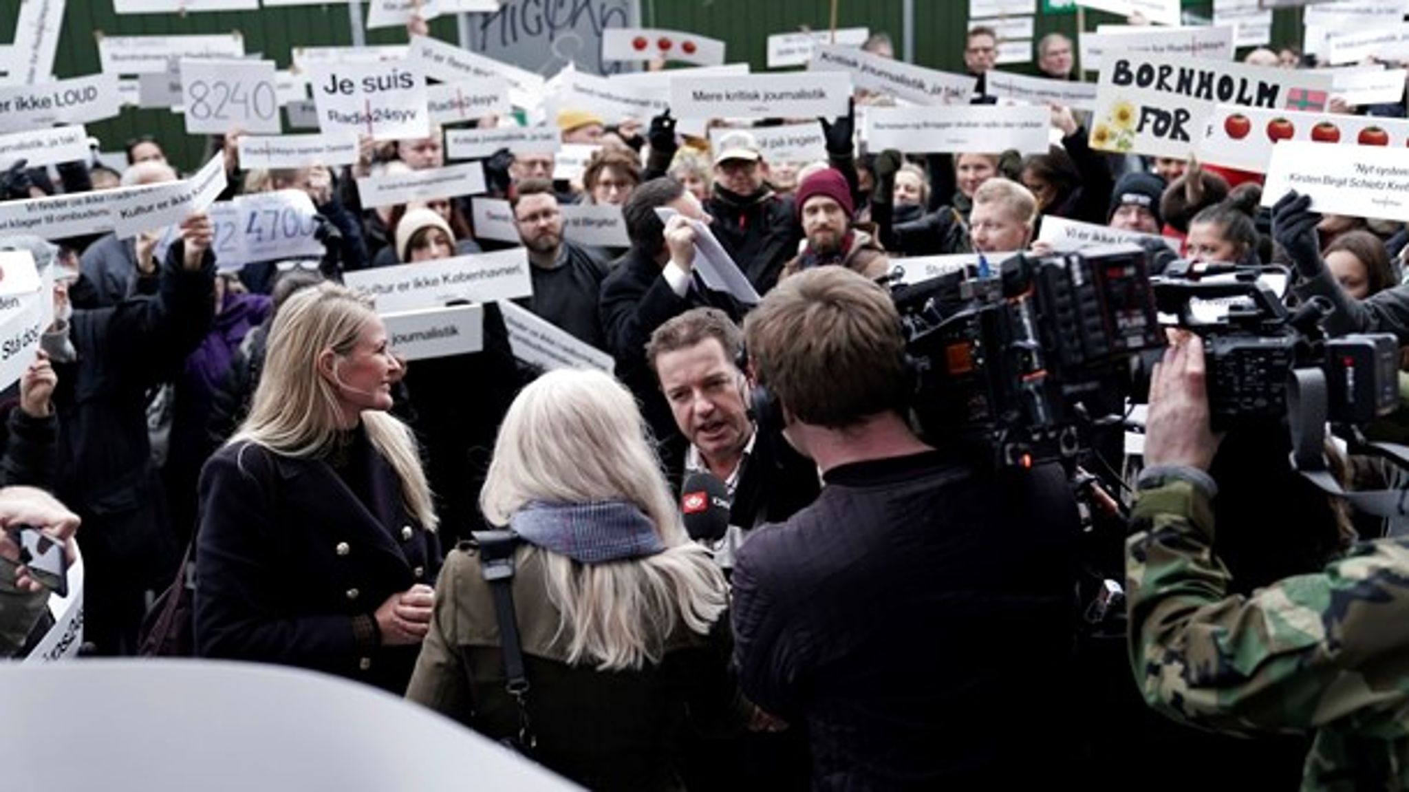 Medieordførerne møver sig ind mellem demonstranter på vej til møde i Kulturministeriet tirsdag eftermiddag.