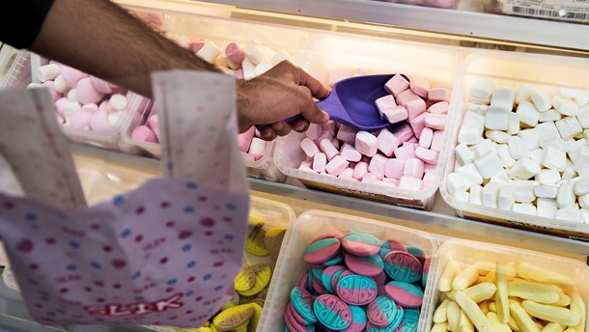 Detailhandlen bør indrette butikkerne, så kunder&nbsp;fristes af nøglehulsmærkede produkter frem for paller af slik, skriver Ghita Parry.
