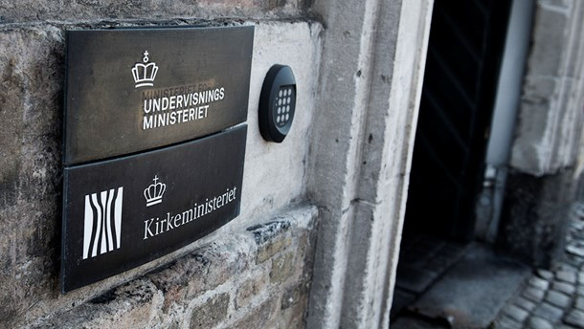 Børne- og undervisningsministeren har sammen med partierne bag FGU lukket hullet i uddannelsens finansiering. Det rammer blandt andet ministeriets&nbsp;læringskonsulenter på grundskoleområdet.