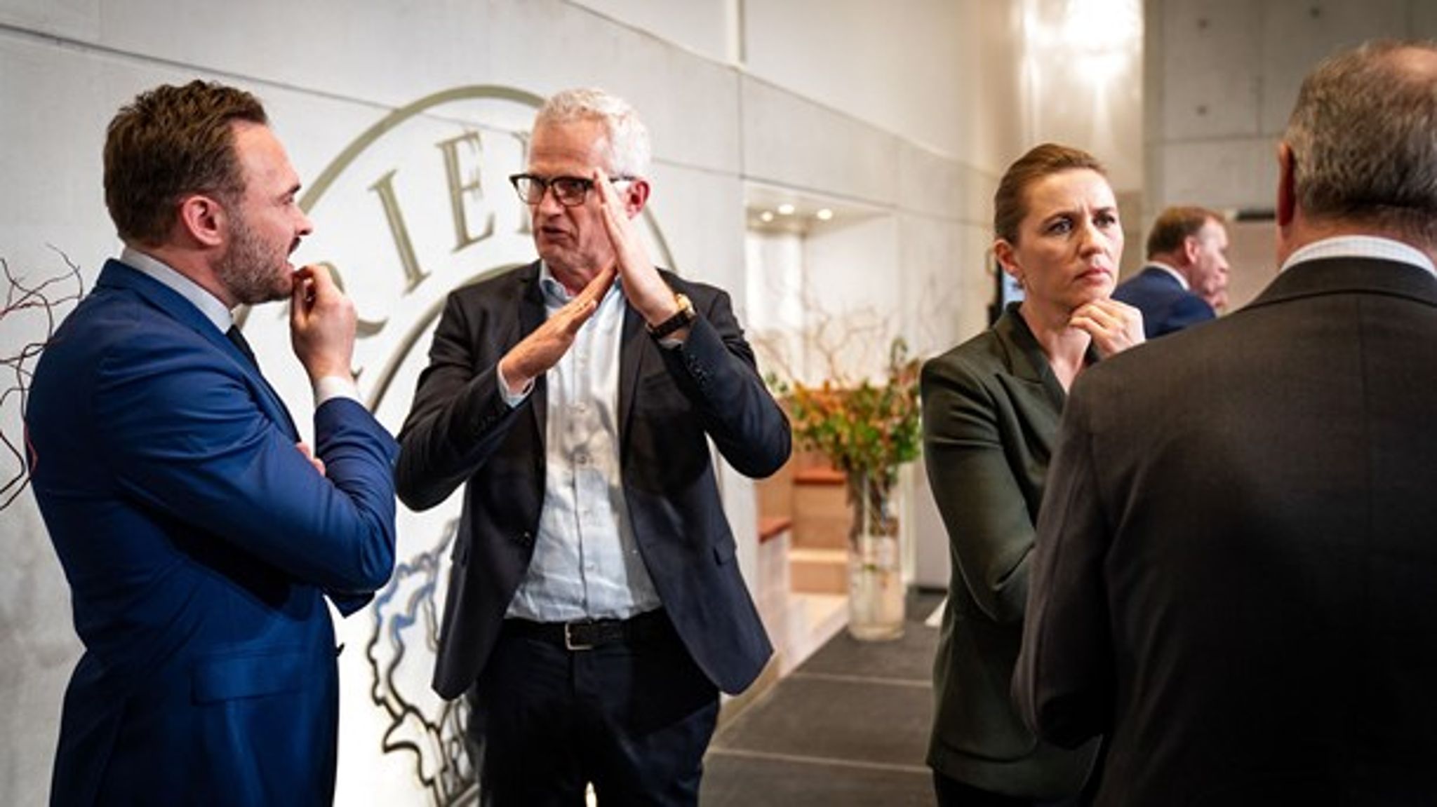 Grundfos-direktør Mads Nipper taler med klimaminister Dan Jørgensen (S), mens Mærsk-direktør Søren Skou taler med statsminister Mette Frederiksen (S) i en pause under præsentationen af regeringens klimapartnerskaber med erhvervslivet. 