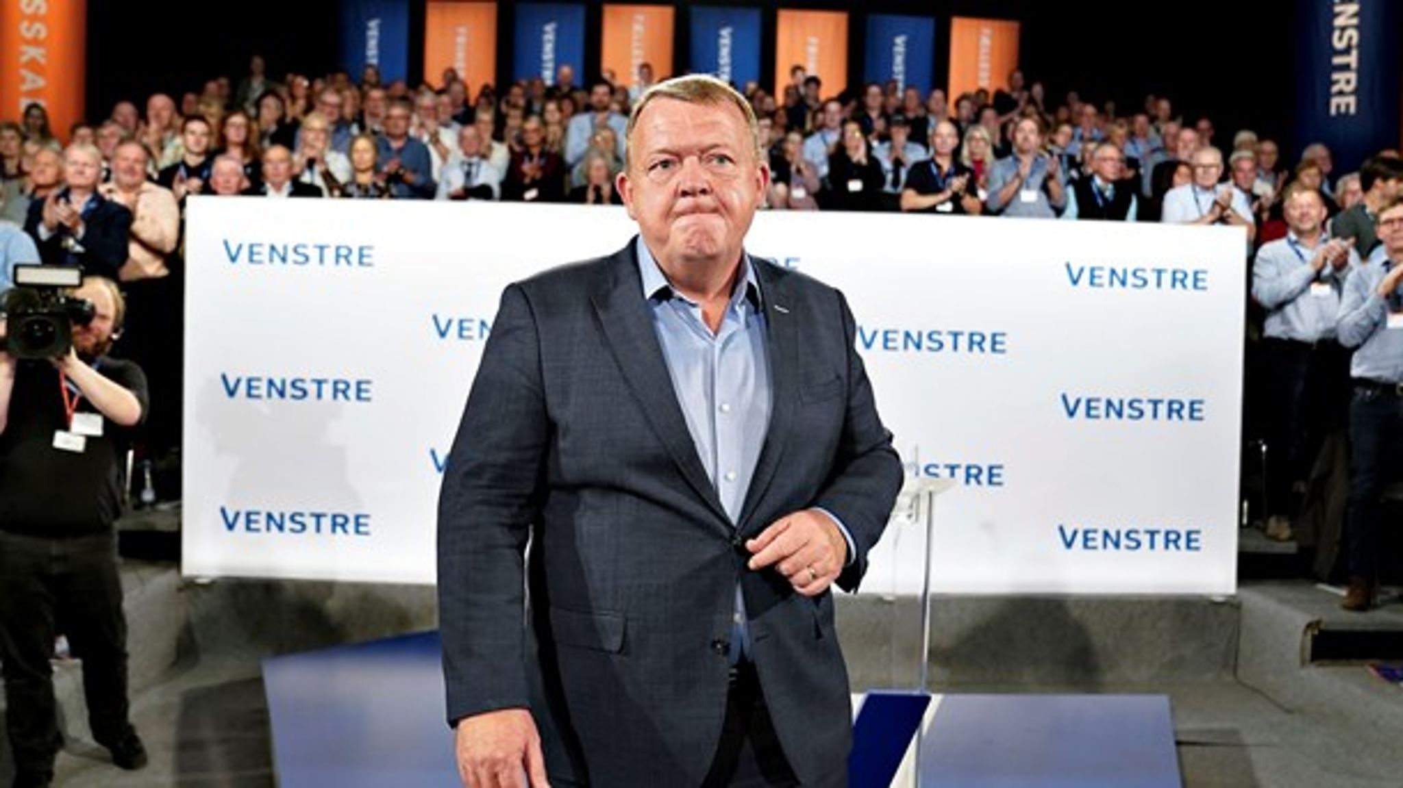 Løkke sendte blandt andet tak til Anders Fogh og Claus Hjort som vigtige personer for hans politiske karriere, da han sagde farvel ved landsmødet lørdag. Og Jakob Ellemann-Jensen hyldede Løkke for at have modet til at gennemføre efterlønsreformen og for at forbedre behandlingen af kræft.